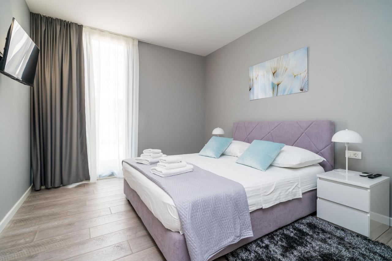 Comfort One-Bedroom Apartment Balcony
