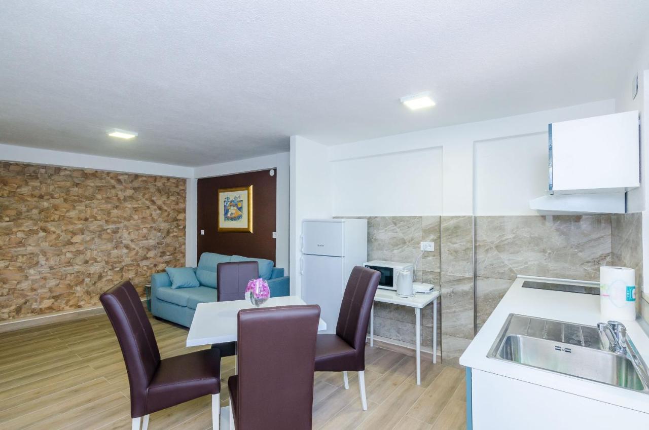 One-Bedroom Apartment Shared Terrace