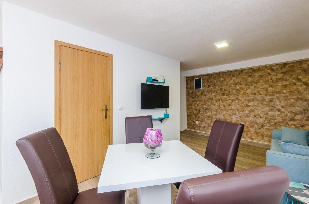 One-Bedroom Apartment Shared Terrace