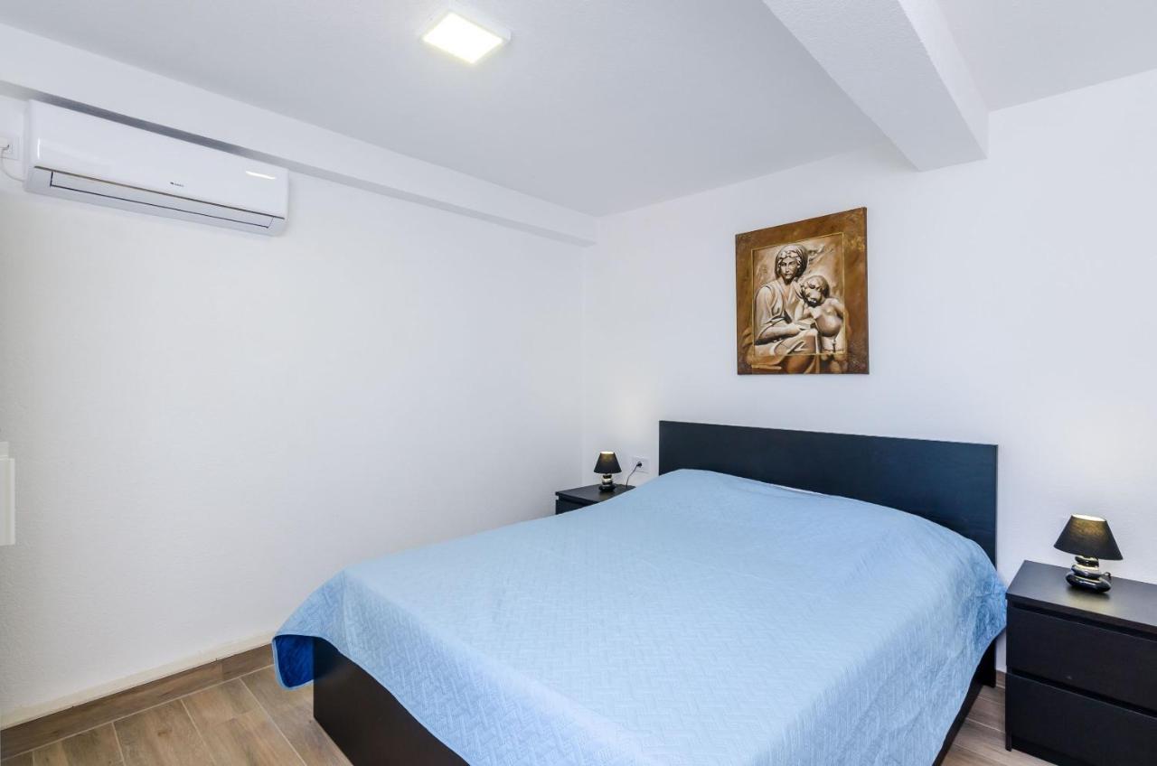 One-Bedroom Apartment Shared Terrace