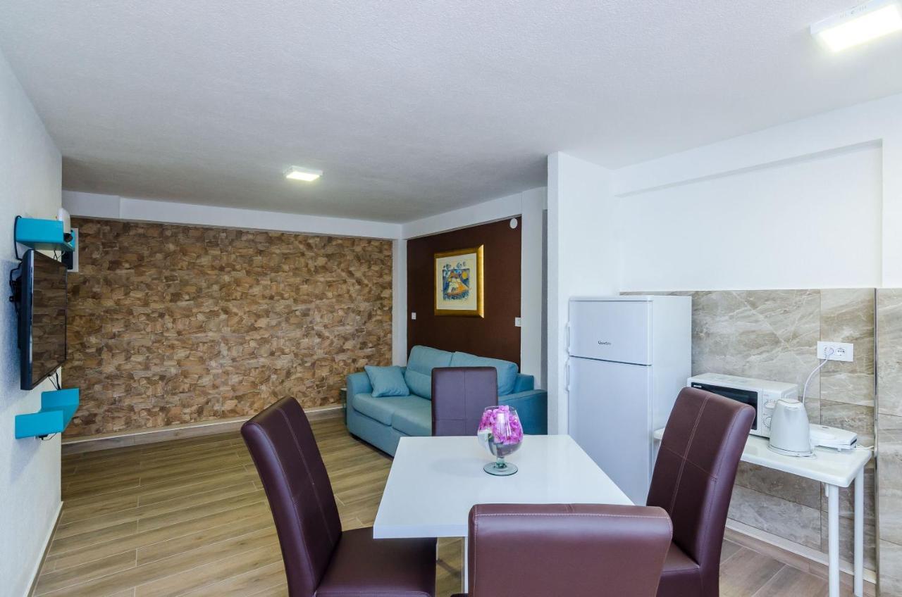 One-Bedroom Apartment Shared Terrace