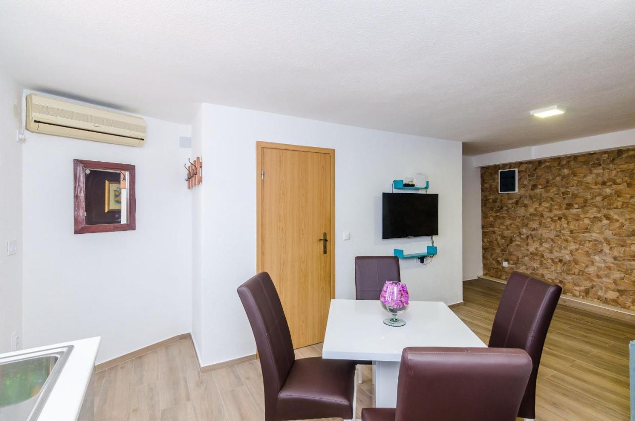 One-Bedroom Apartment Shared Terrace