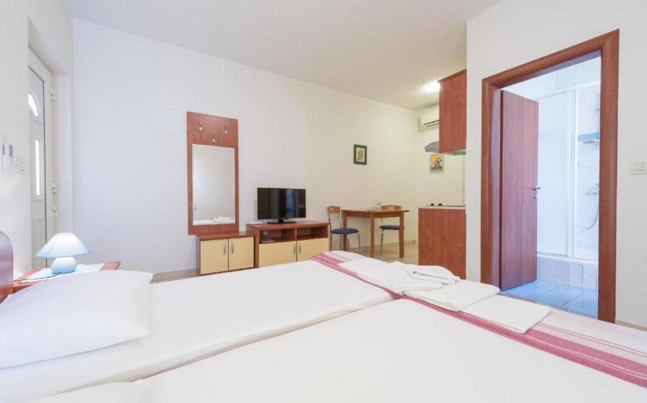 Deluxe Studio Apartment