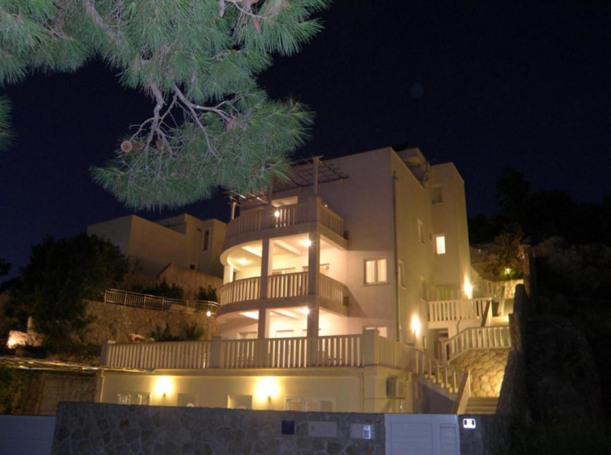 Deluxe Two Bedroom Apartment Terrace