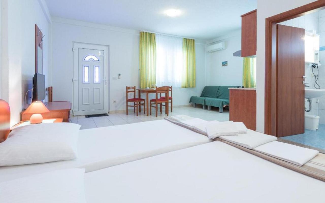 Deluxe Studio Apartment