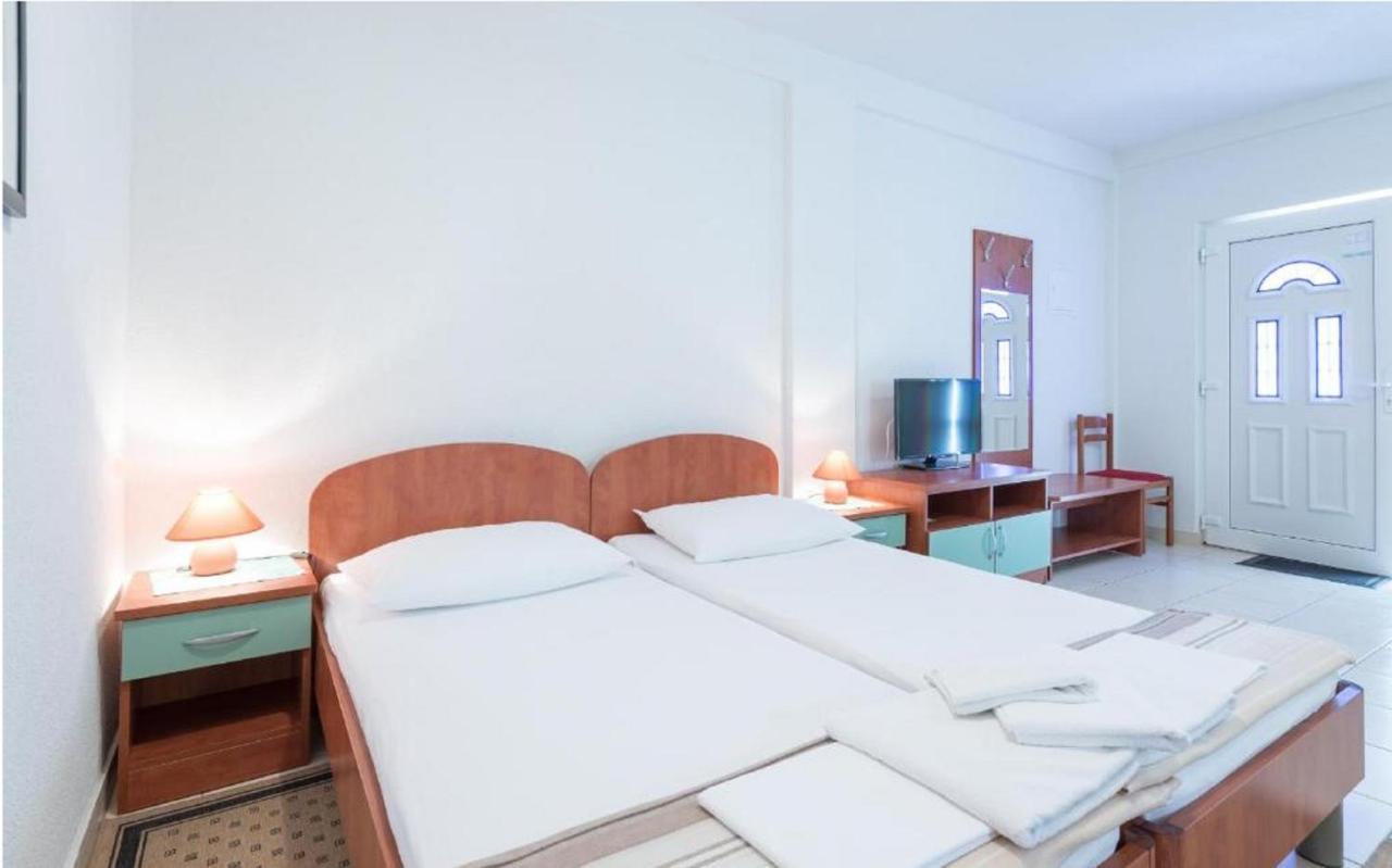Deluxe Studio Apartment