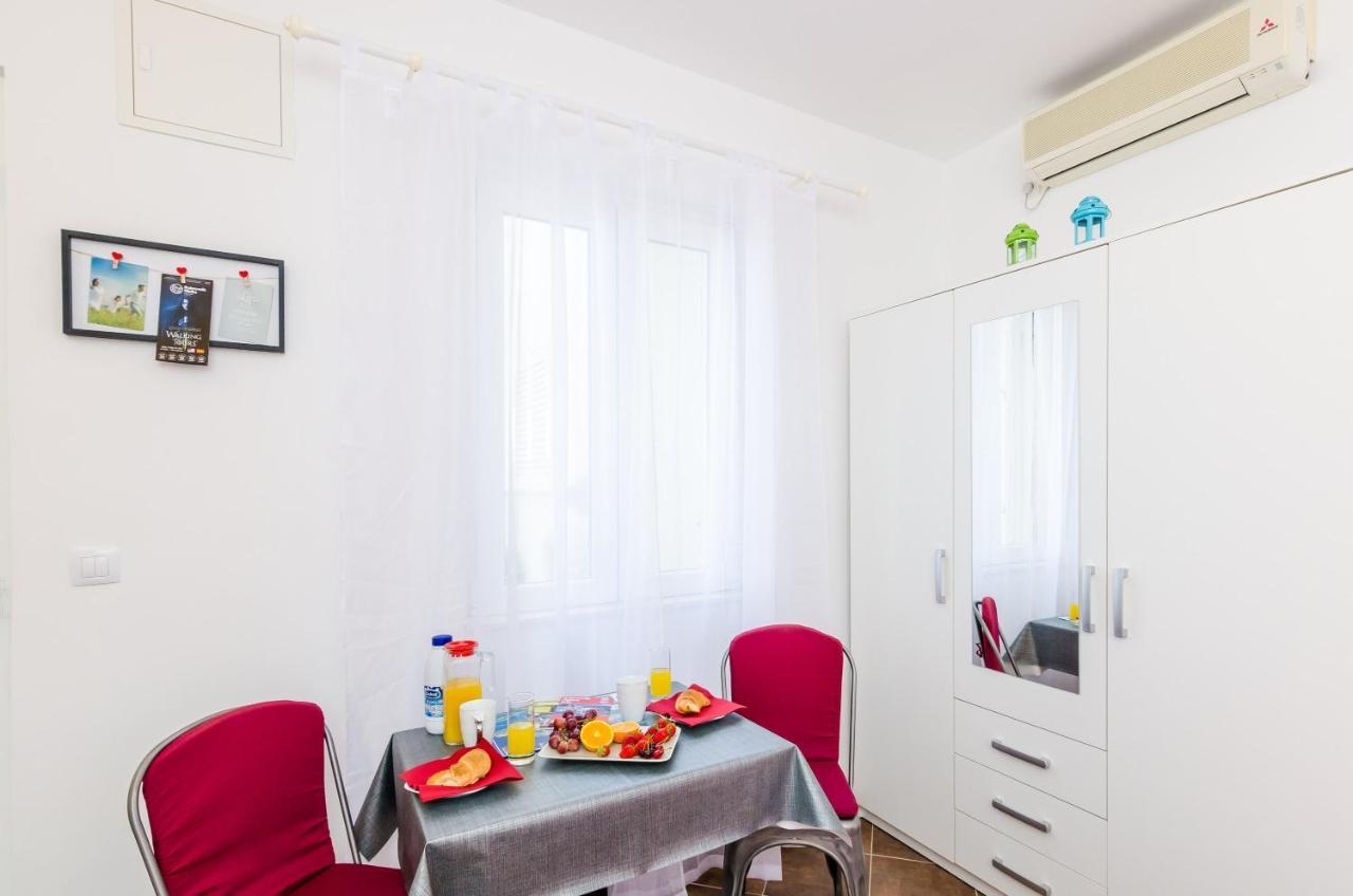 Studio Apartment Terrace City View
