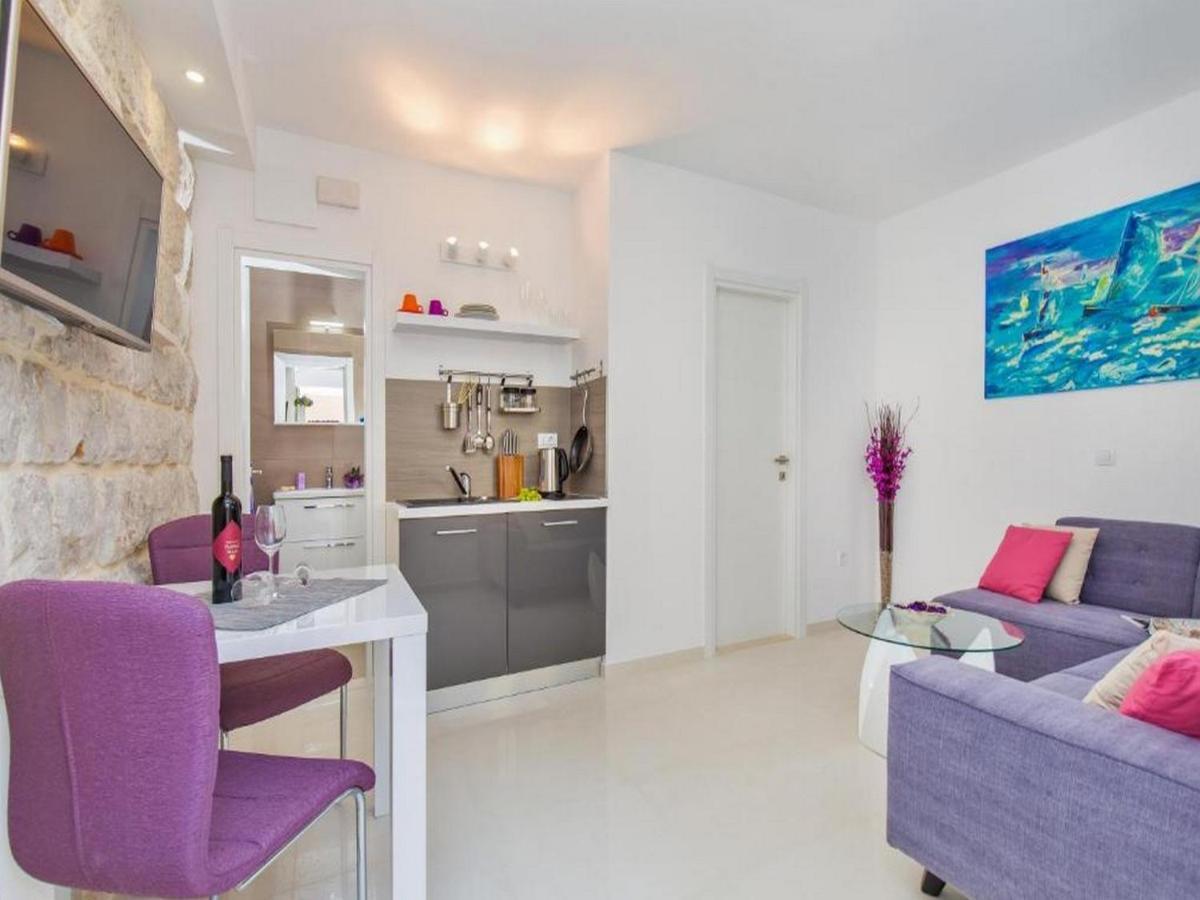 Deluxe One-Bedroom Apartment