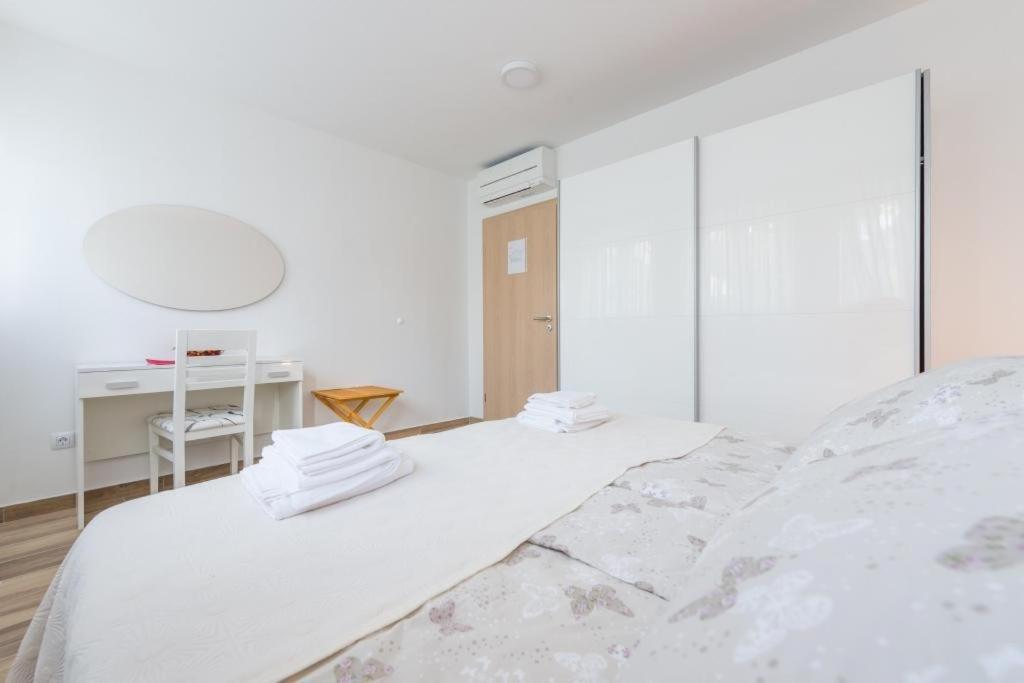One-Bedroom Apartment Balcony Sea View