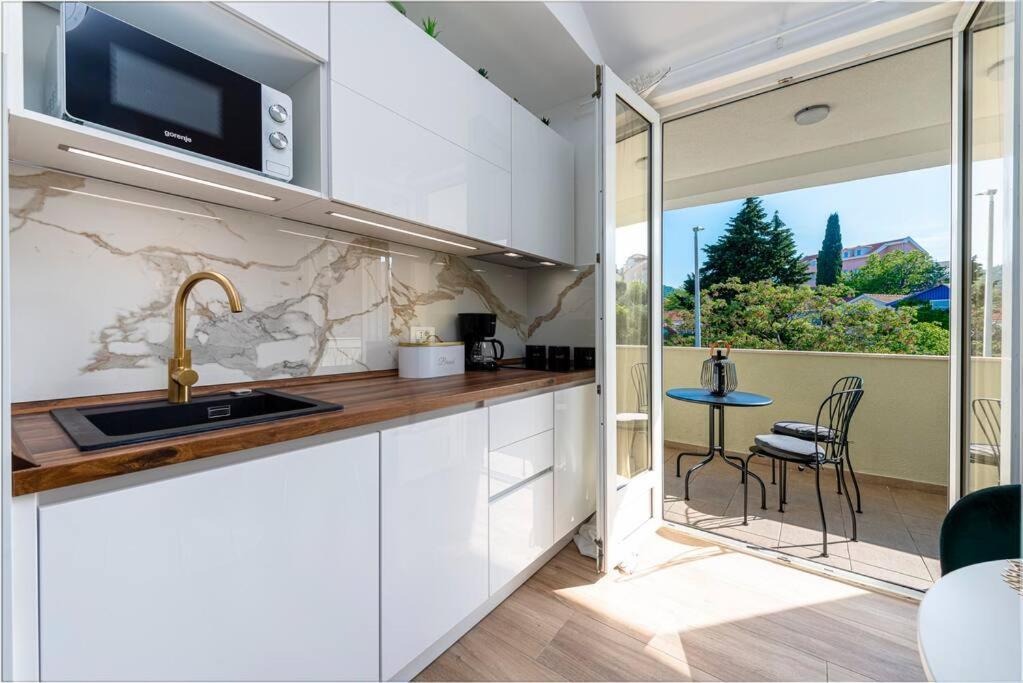 Apartman s 2 spavaće sobe i balkonom