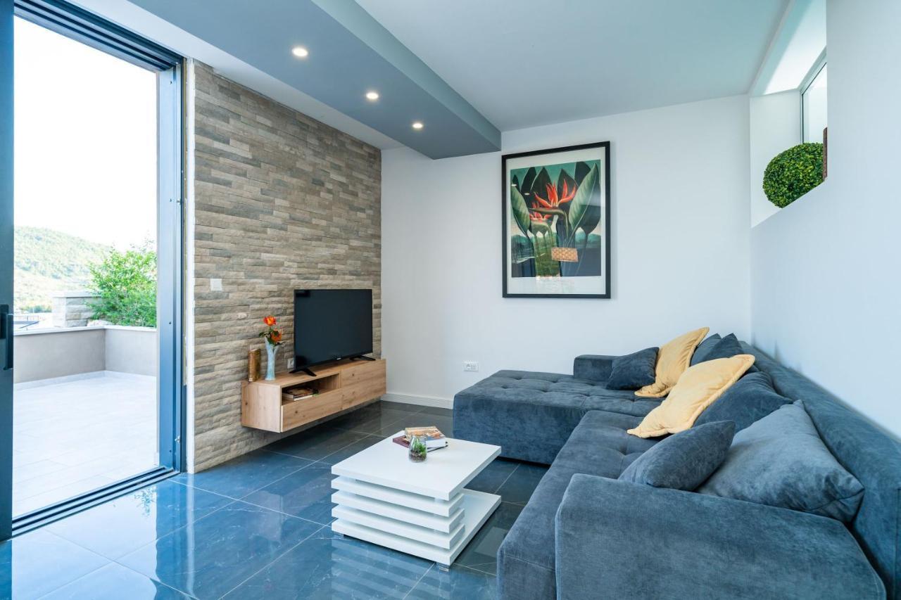 One-Bedroom Apartment Shared Pool