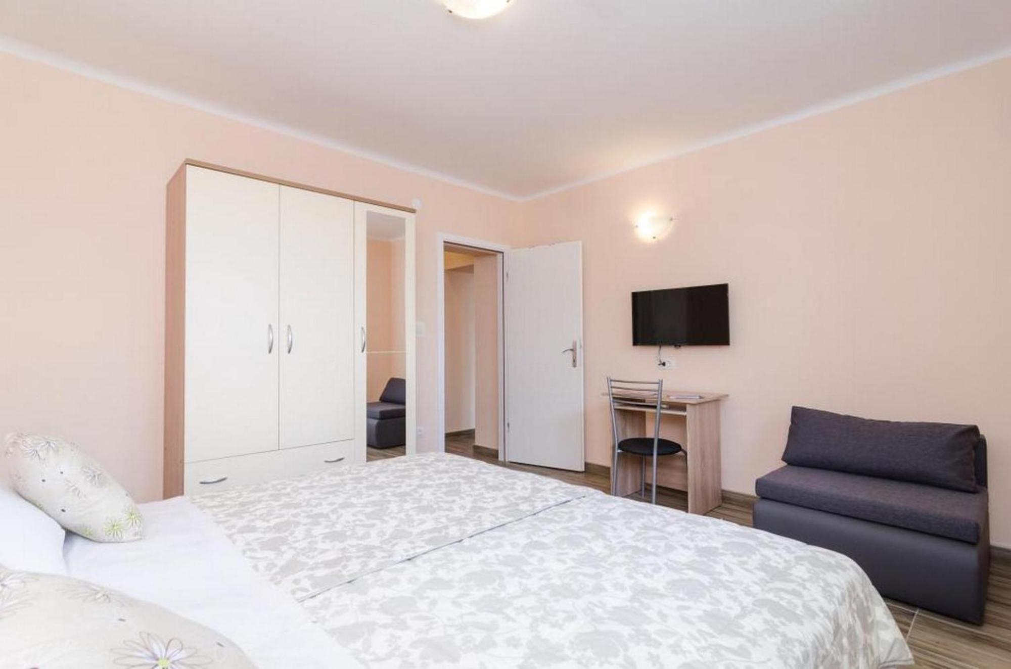 Comfort One-Bedroom Apartment Terrace Sea View