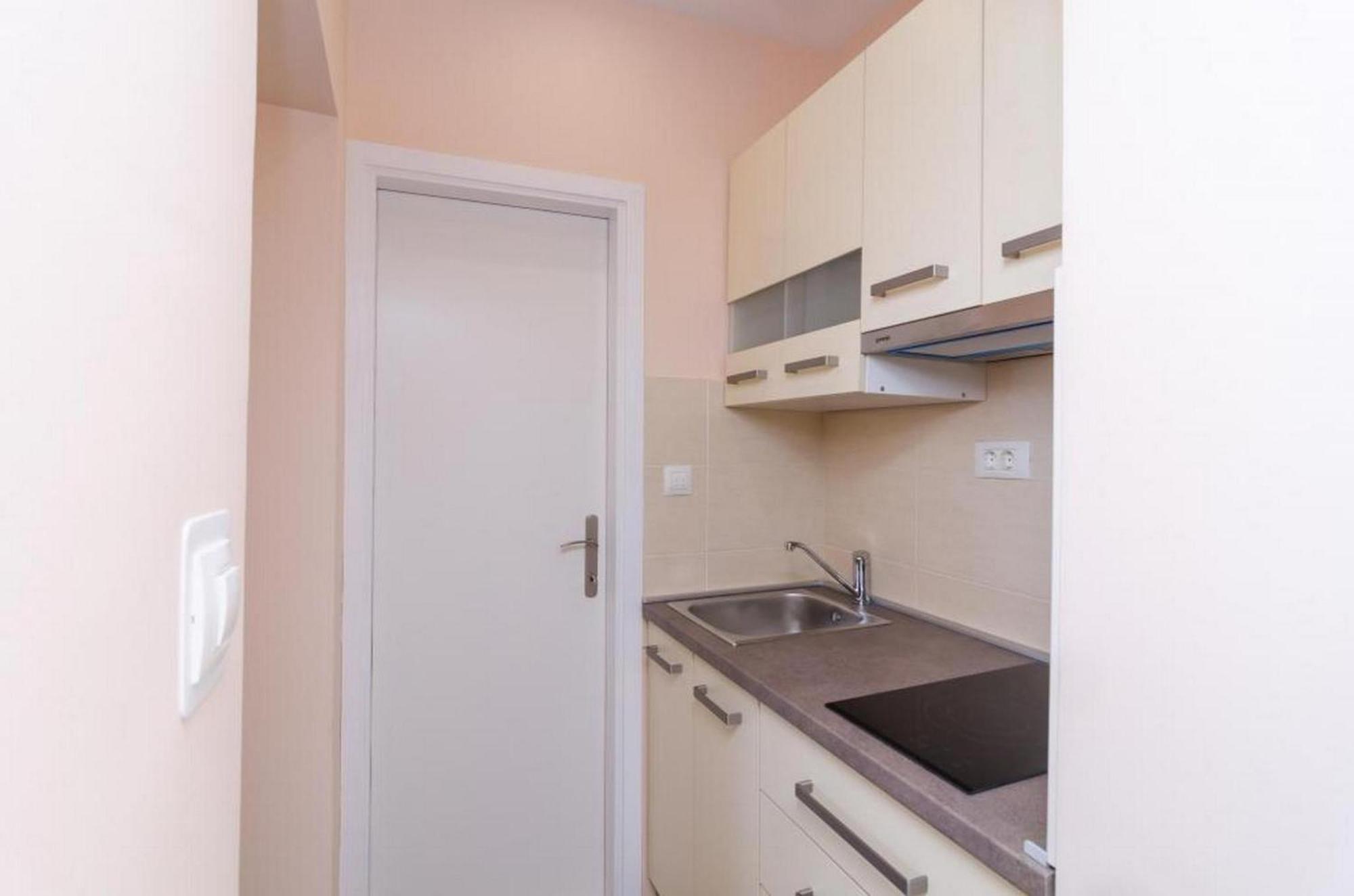 Comfort One-Bedroom Apartment Terrace Sea View