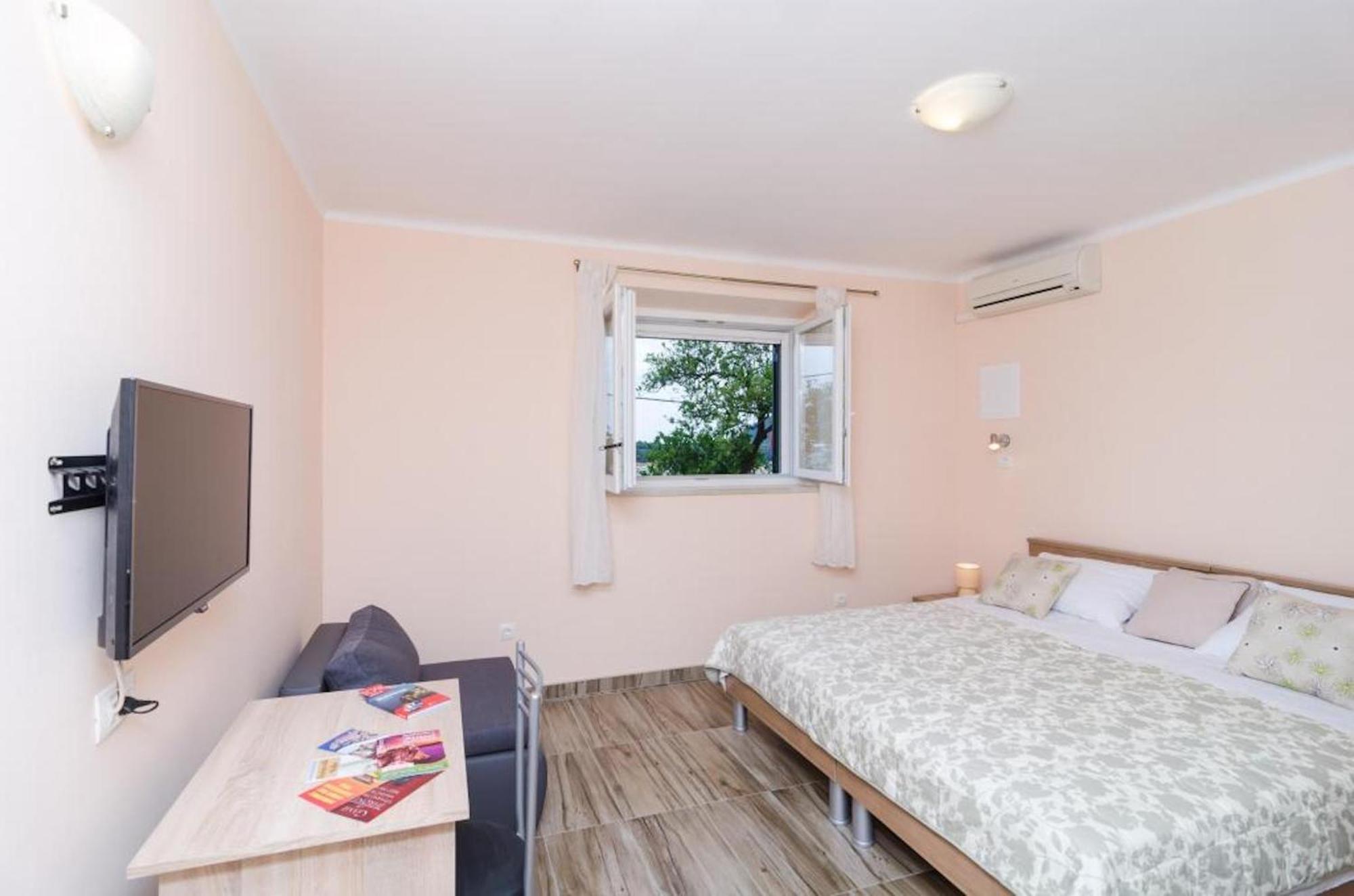 Comfort One-Bedroom Apartment Terrace Sea View