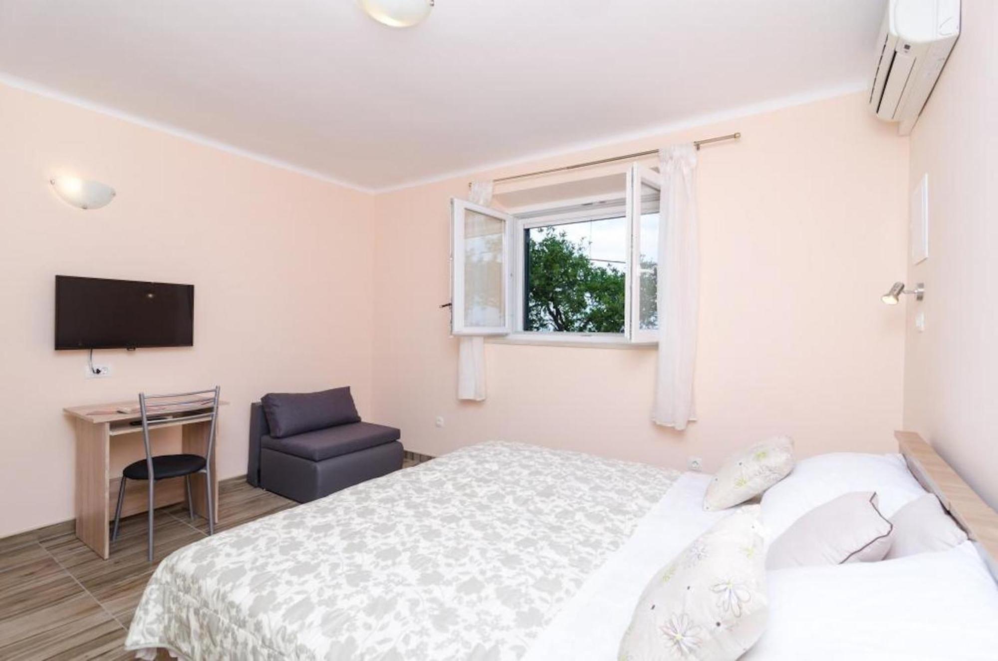 Comfort One-Bedroom Apartment Terrace Sea View