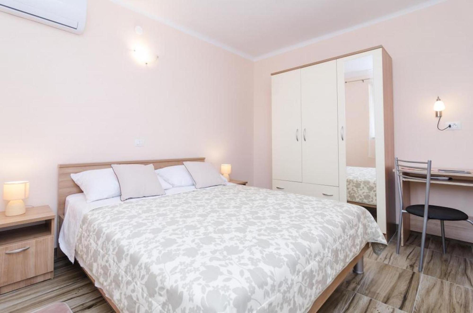 One-Bedroom Apartment Terrace Sea View