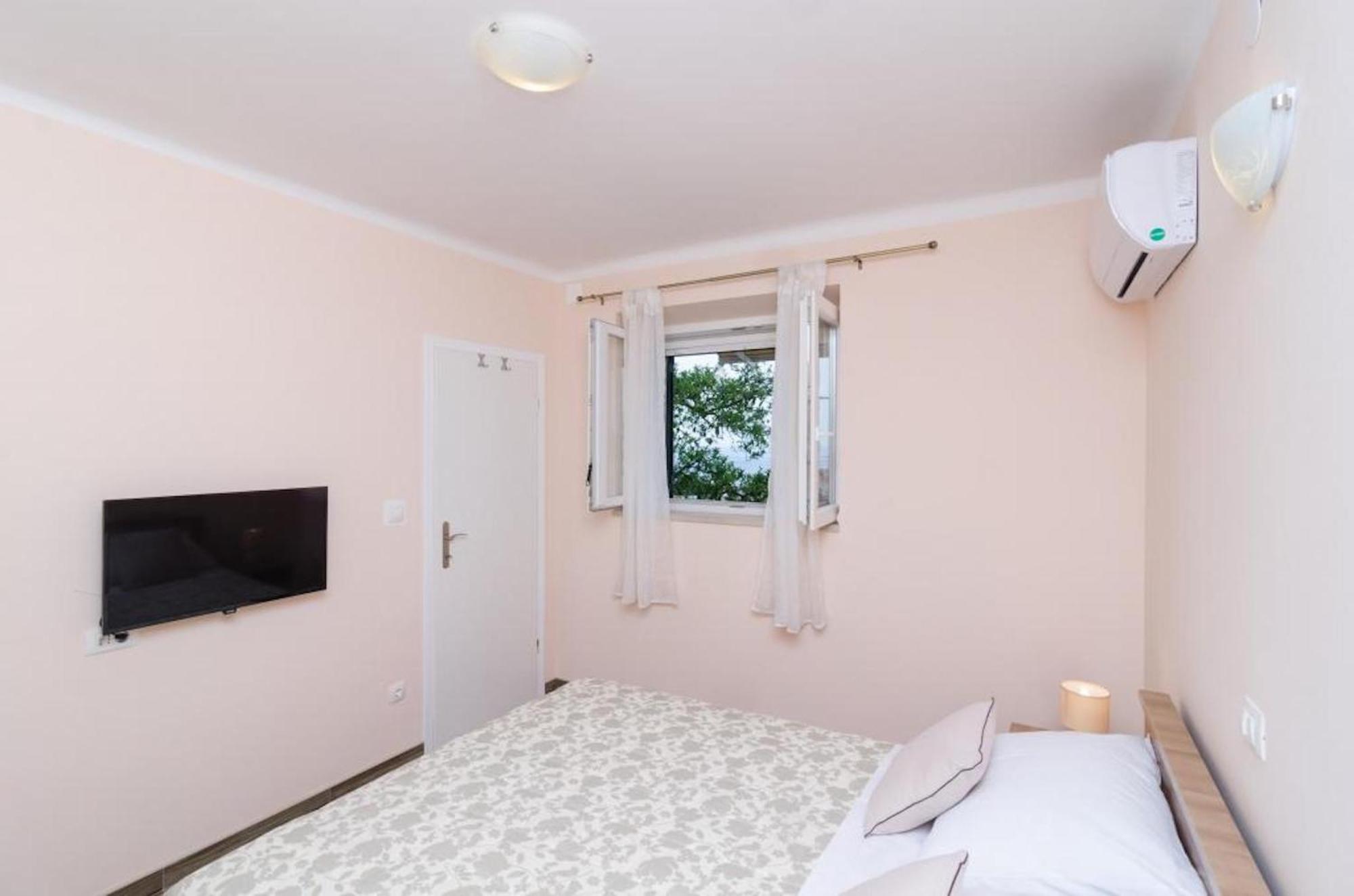 One-Bedroom Apartment Terrace Sea View
