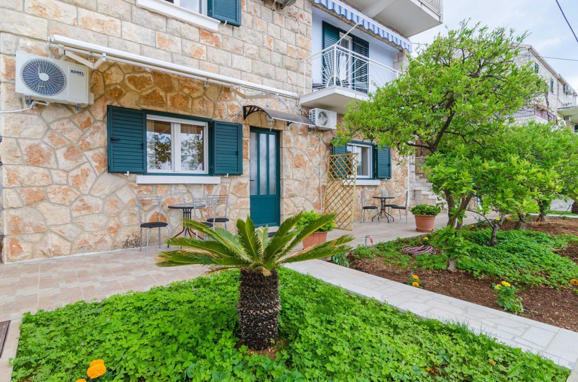 Comfort One-Bedroom Apartment Terrace Sea View