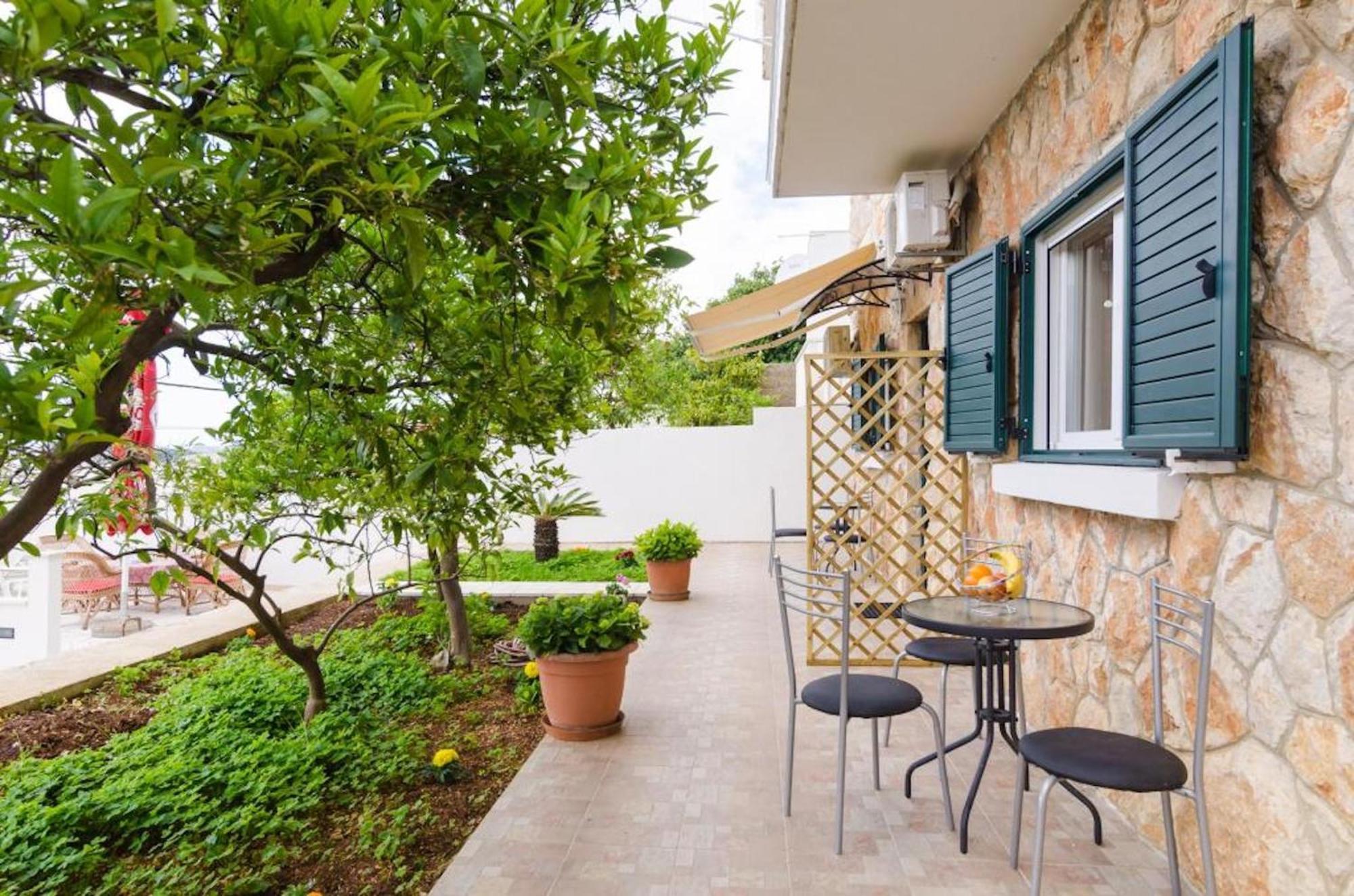 Comfort One-Bedroom Apartment Terrace Sea View