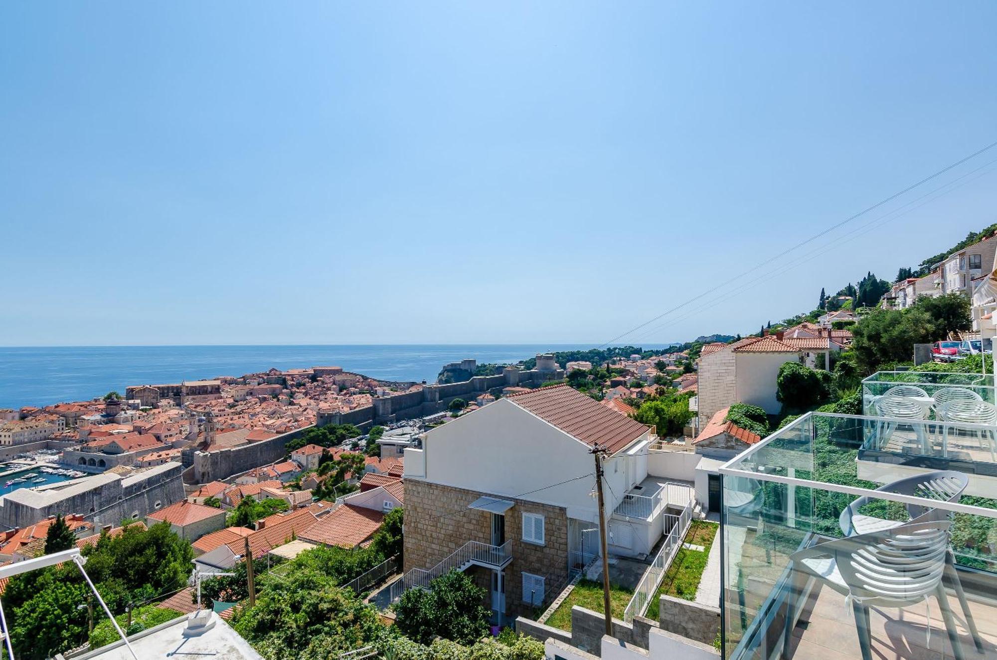 Comfort Three-Bedroom Apartment Balcony Sea View Second Floor