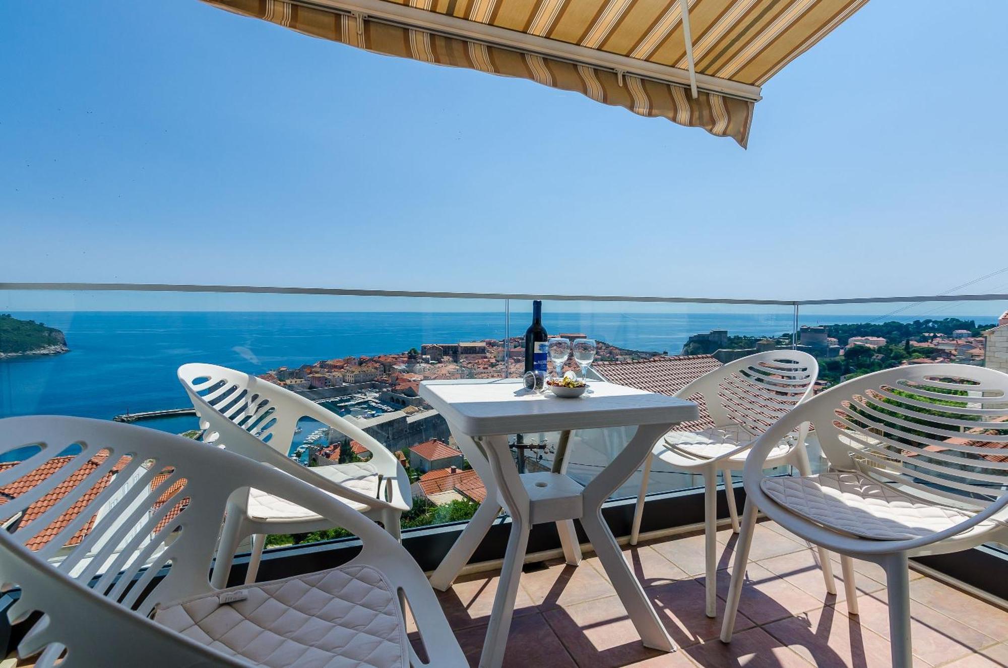 Comfort Three-Bedroom Apartment Balcony Sea View Second Floor