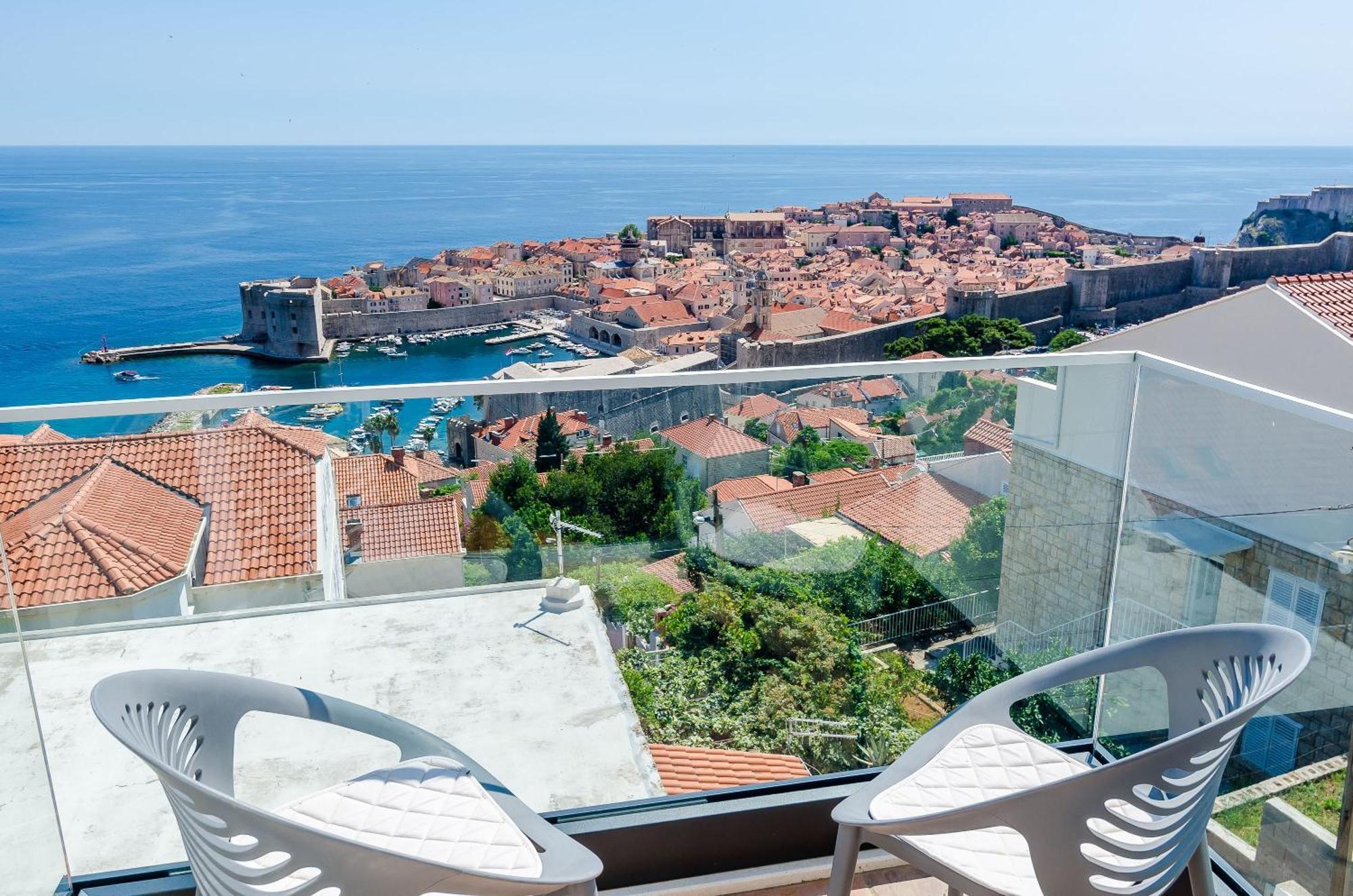 Comfort Three-Bedroom Apartment Balcony Sea View Second Floor