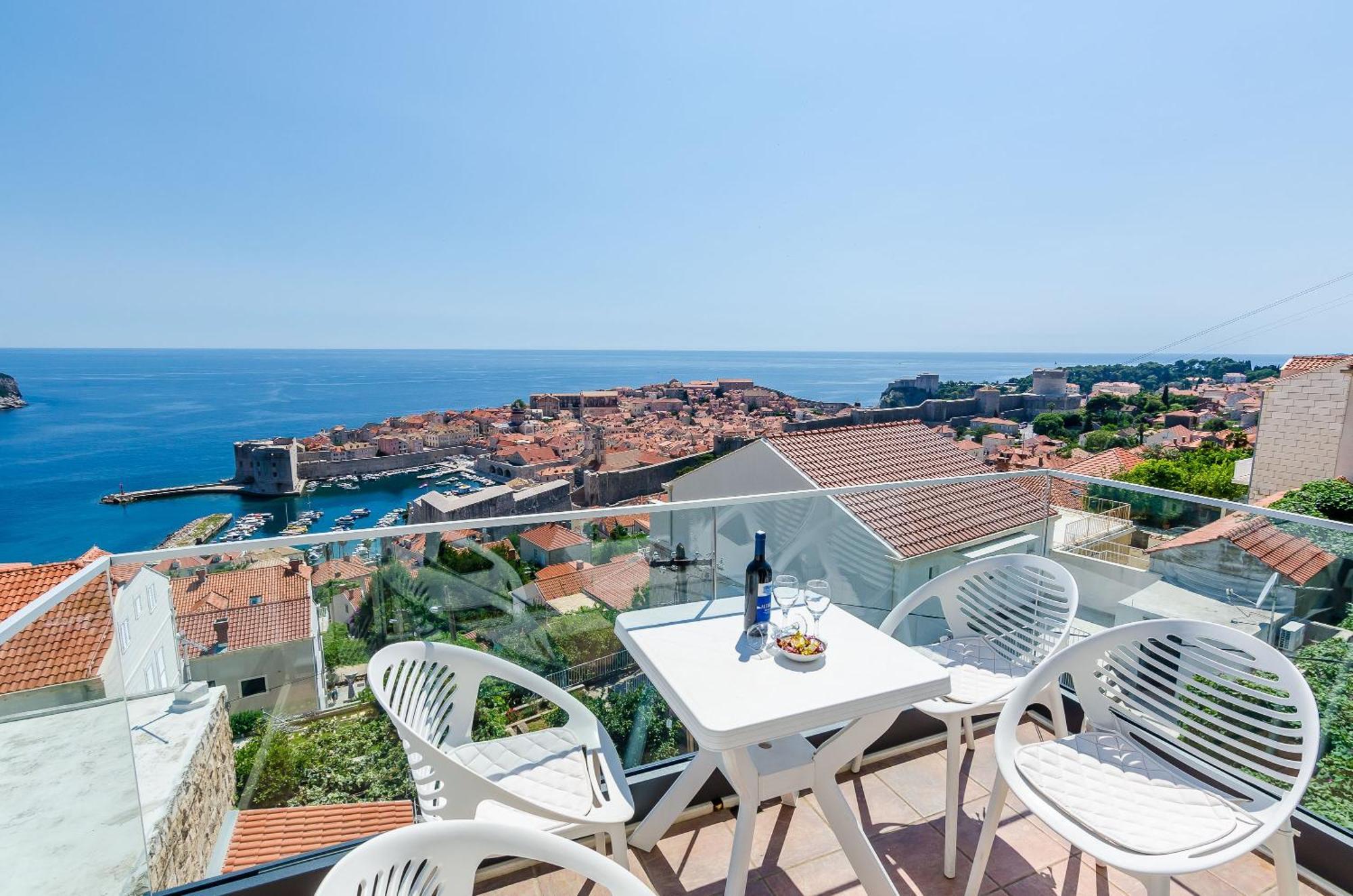 Comfort Three-Bedroom Apartment Balcony Sea View Second Floor