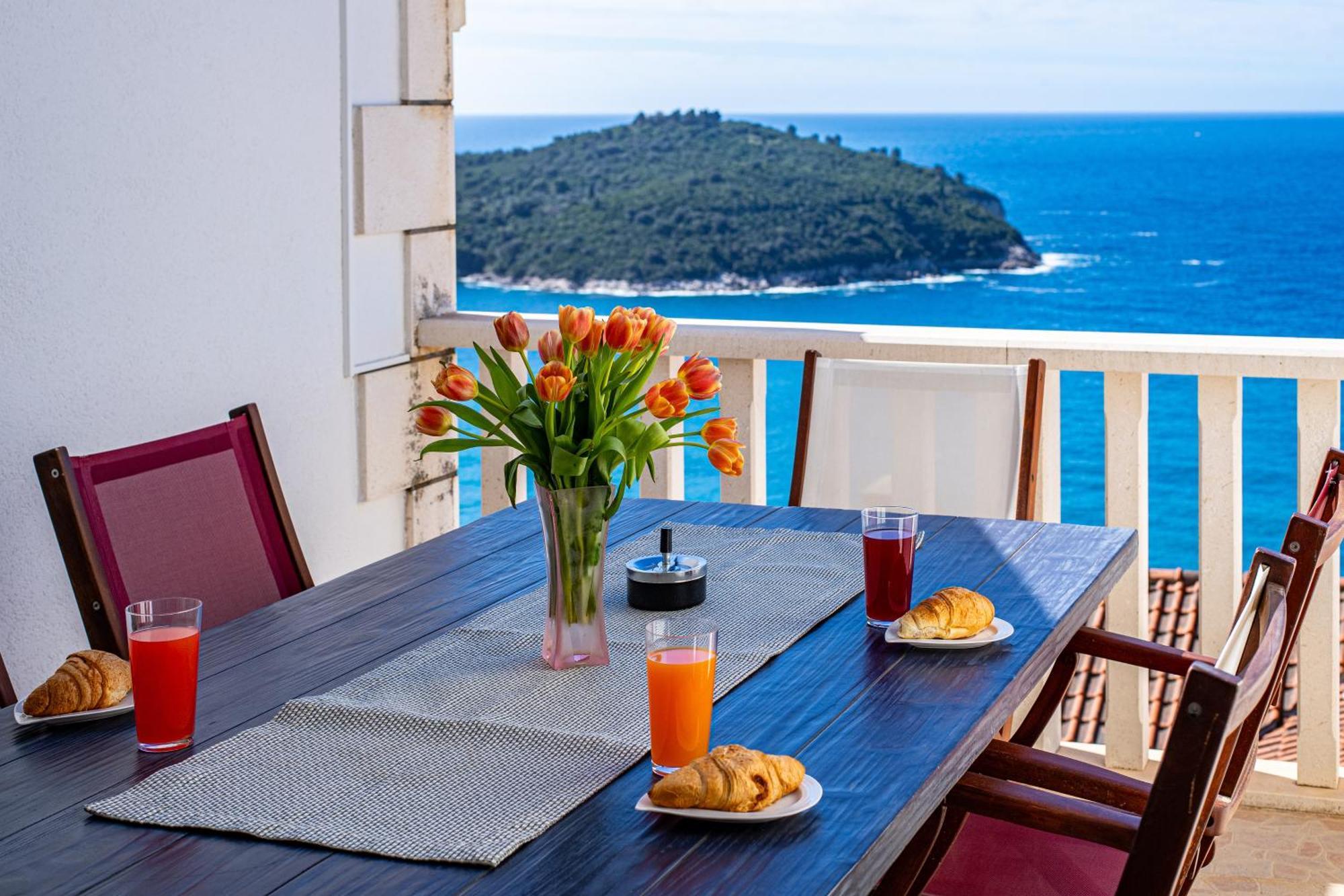 Two-Bedroom Apartment Terrace Sea View