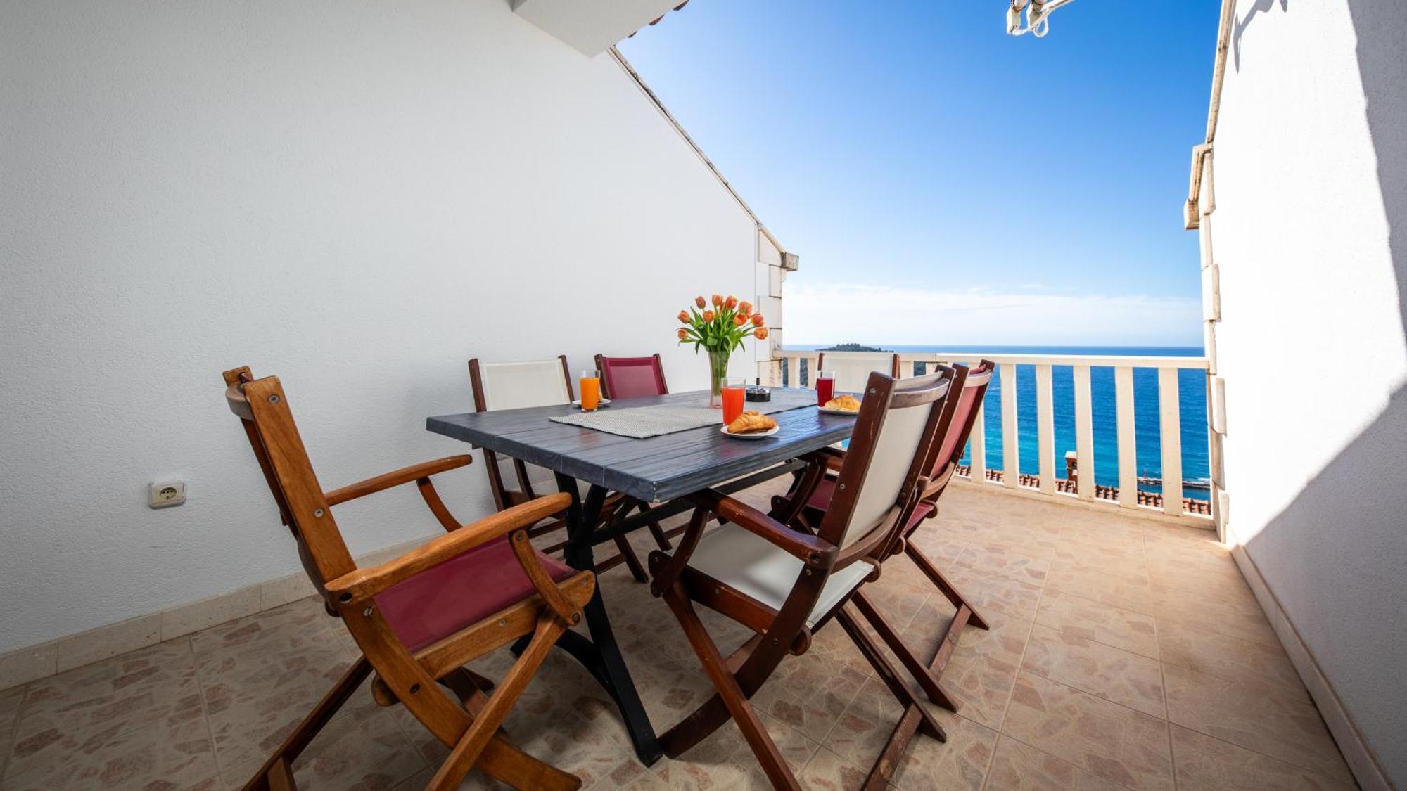 Two-Bedroom Apartment Terrace Sea View