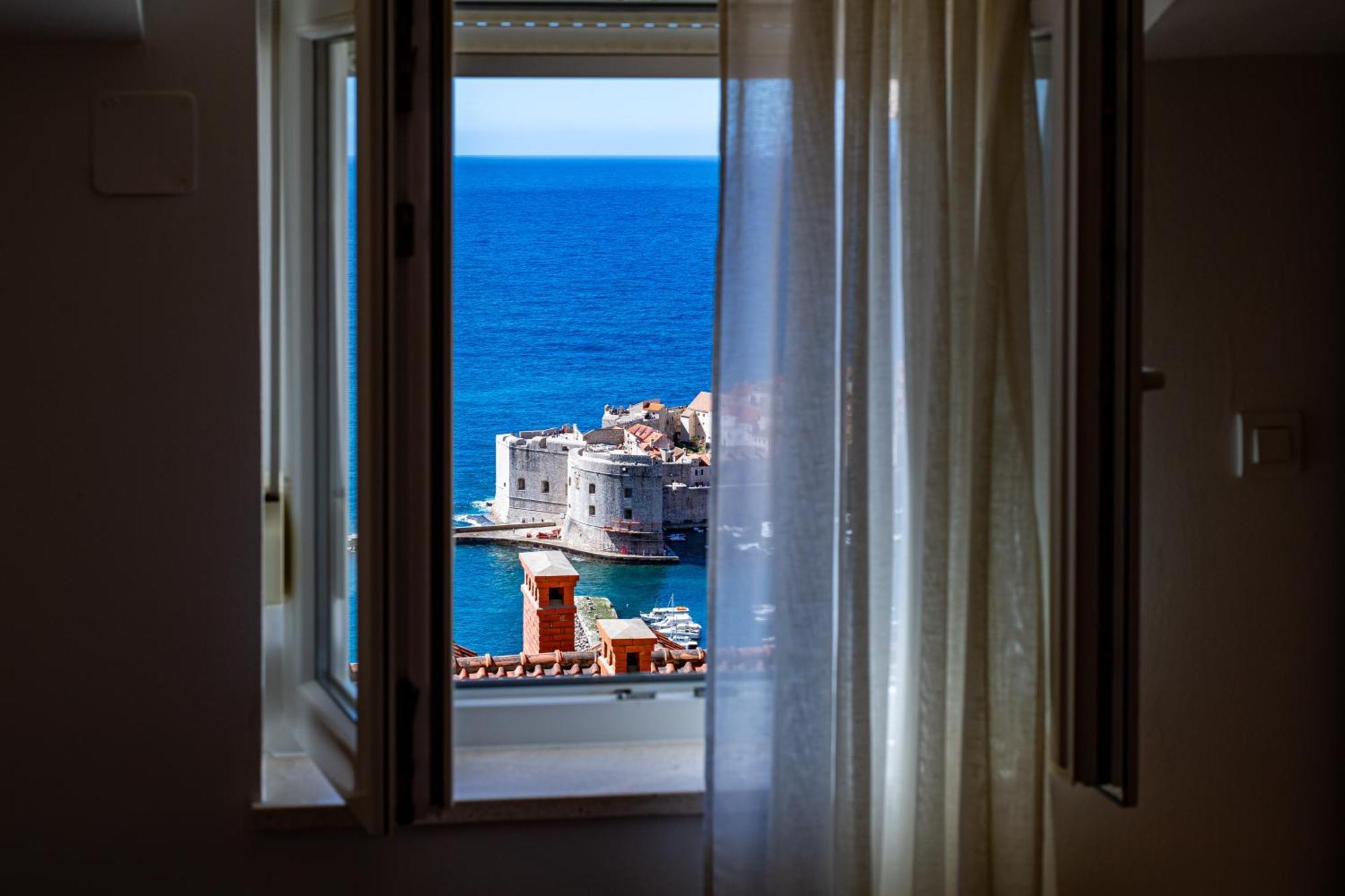 Two-Bedroom Apartment Terrace Sea View