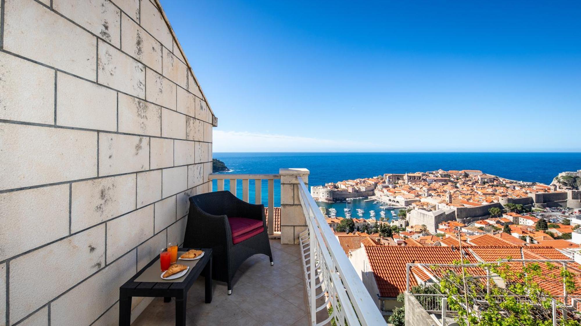 Two-Bedroom Apartment Terrace Sea View