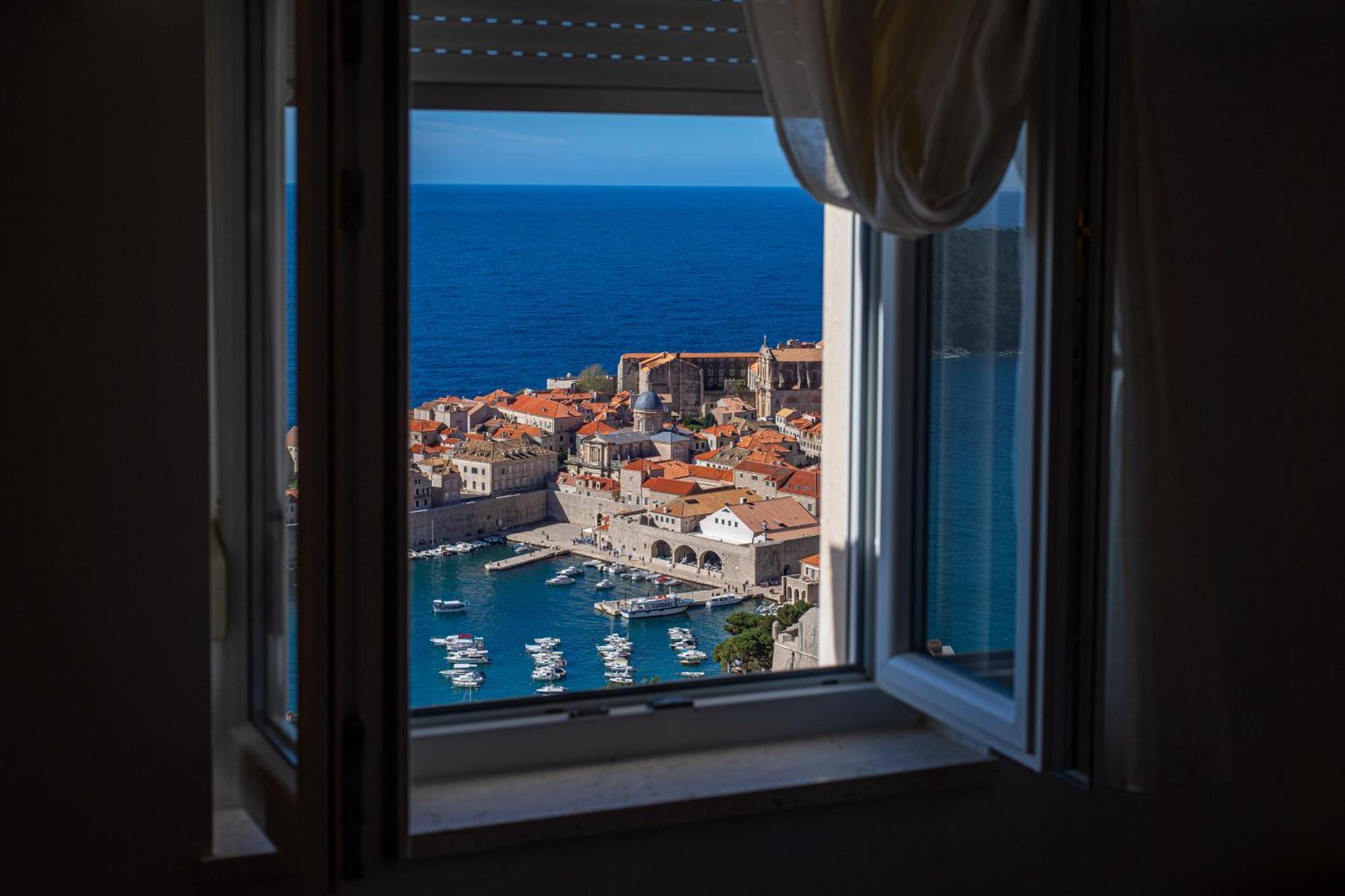Two-Bedroom Apartment Terrace Sea View