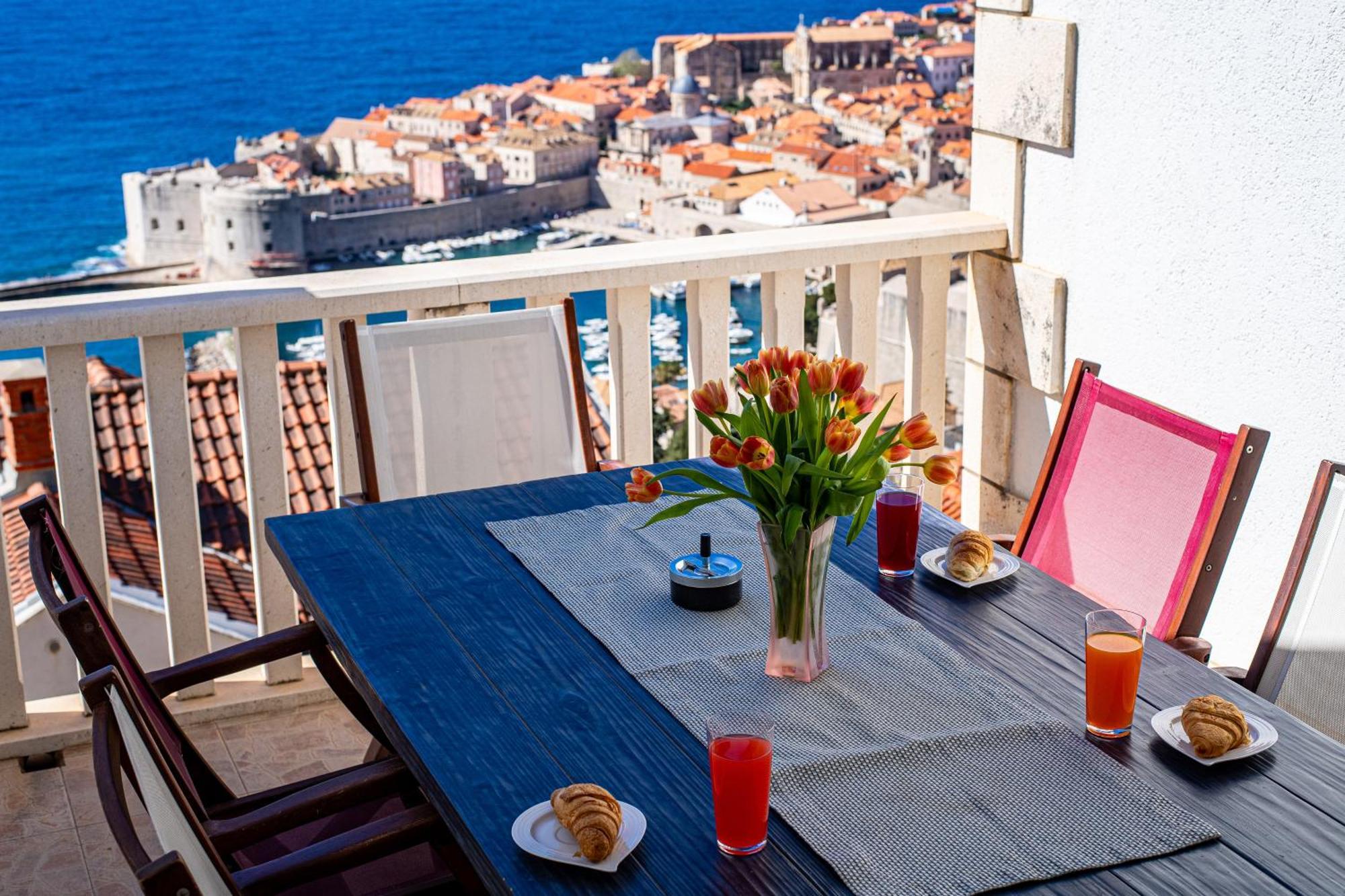 Two-Bedroom Apartment Terrace Sea View