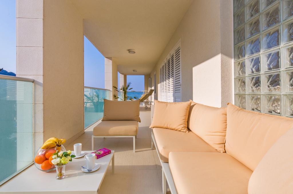 Deluxe Three-Bedroom Apartment Terrace Partial Sea View