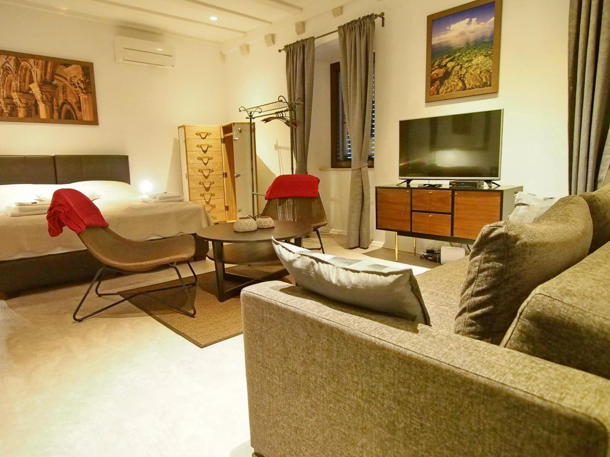 Studio Apartment