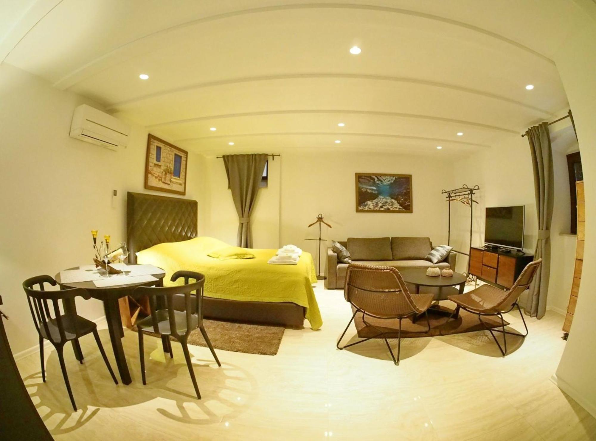 Deluxe Studio