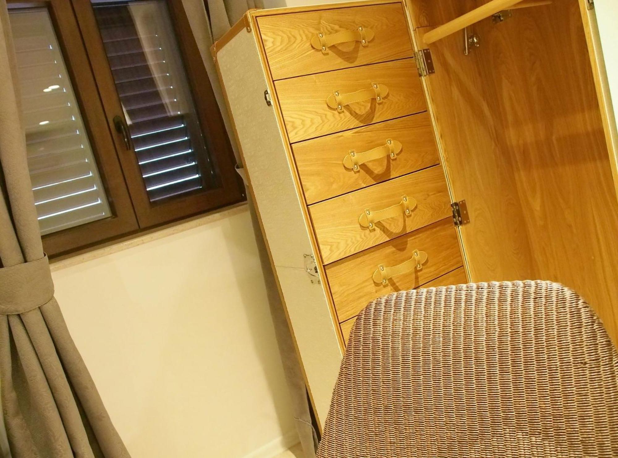 Deluxe Studio