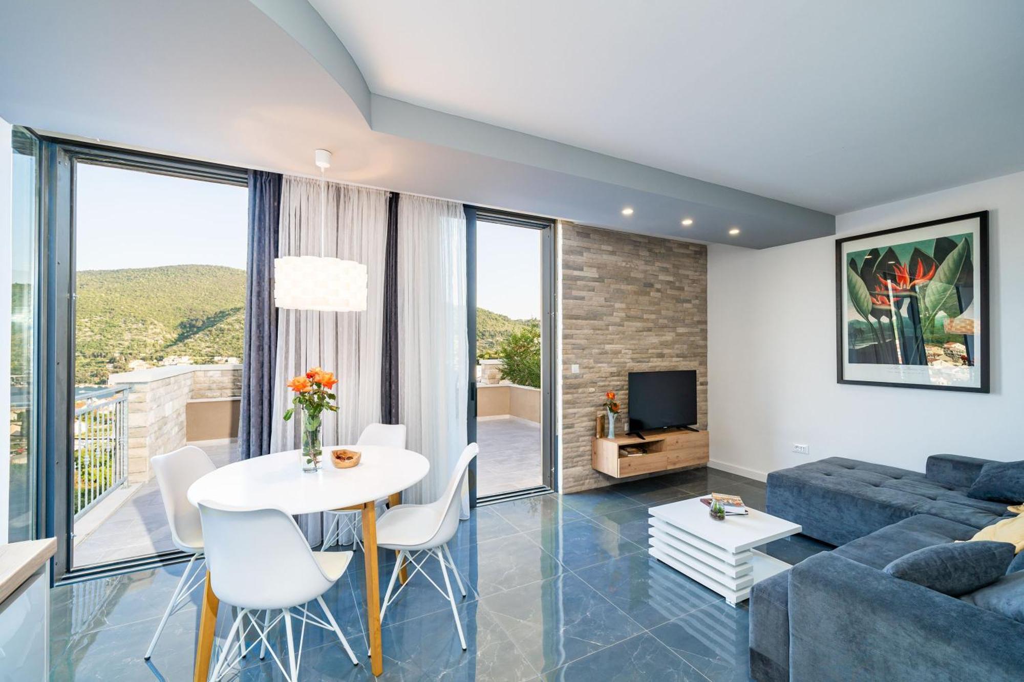 One-Bedroom Apartment Shared Pool