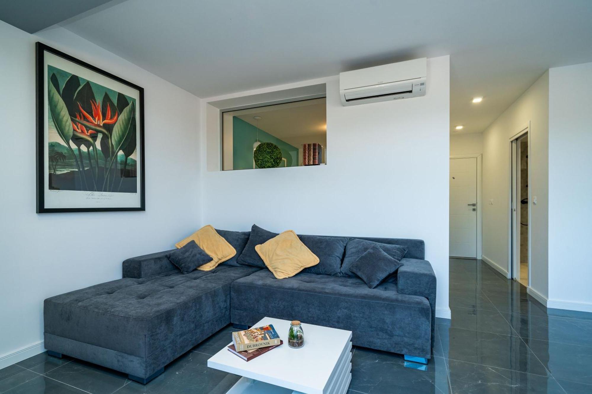 One-Bedroom Apartment Shared Pool