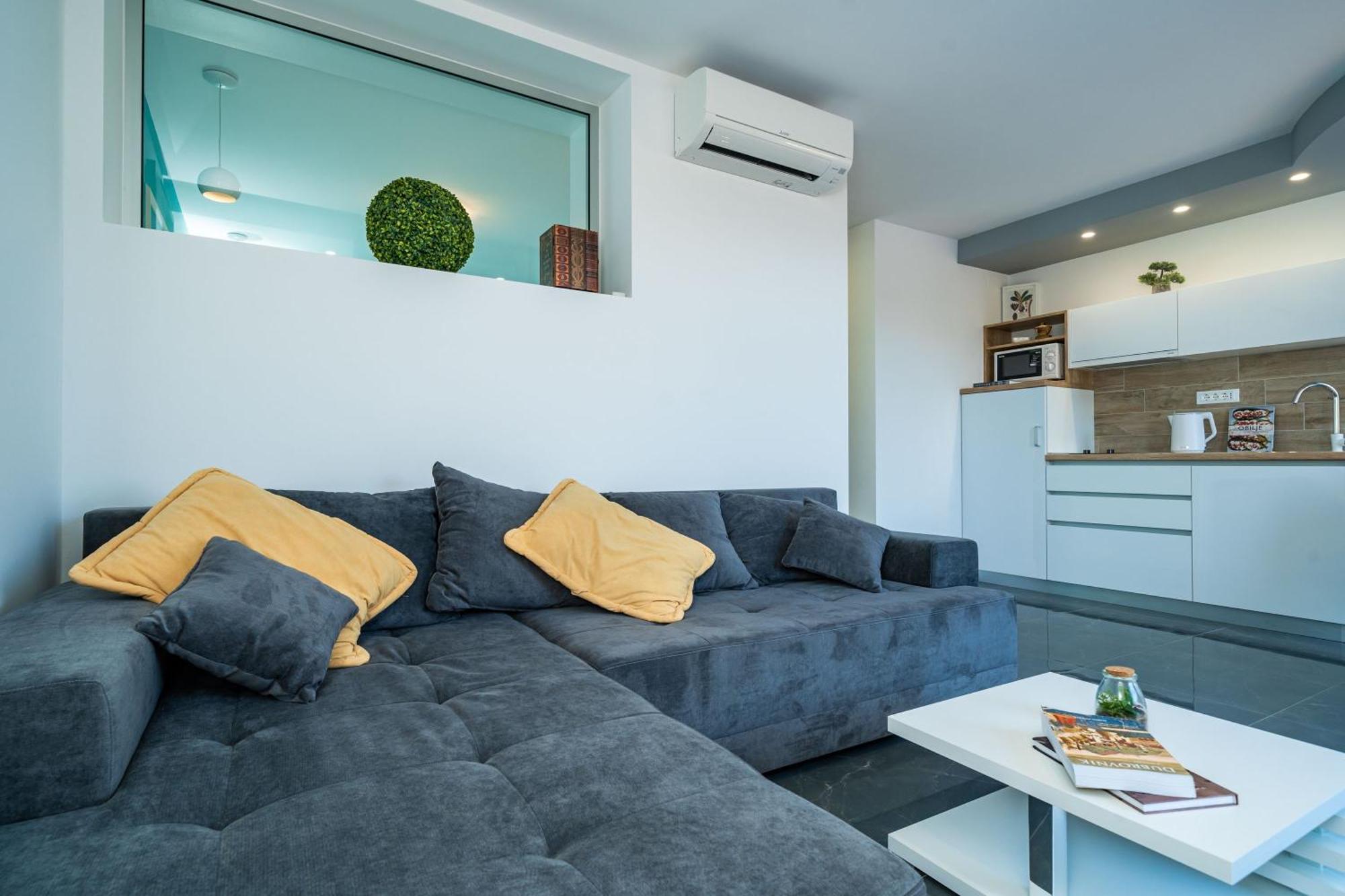 One-Bedroom Apartment Shared Pool