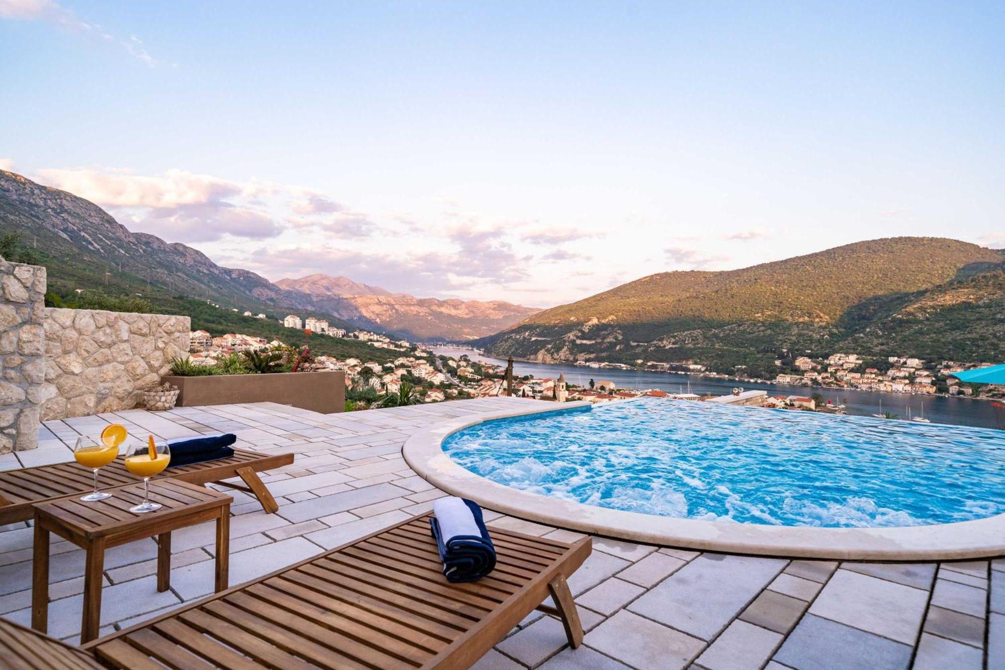 Two-Bedroom Apartment Shared Pool
