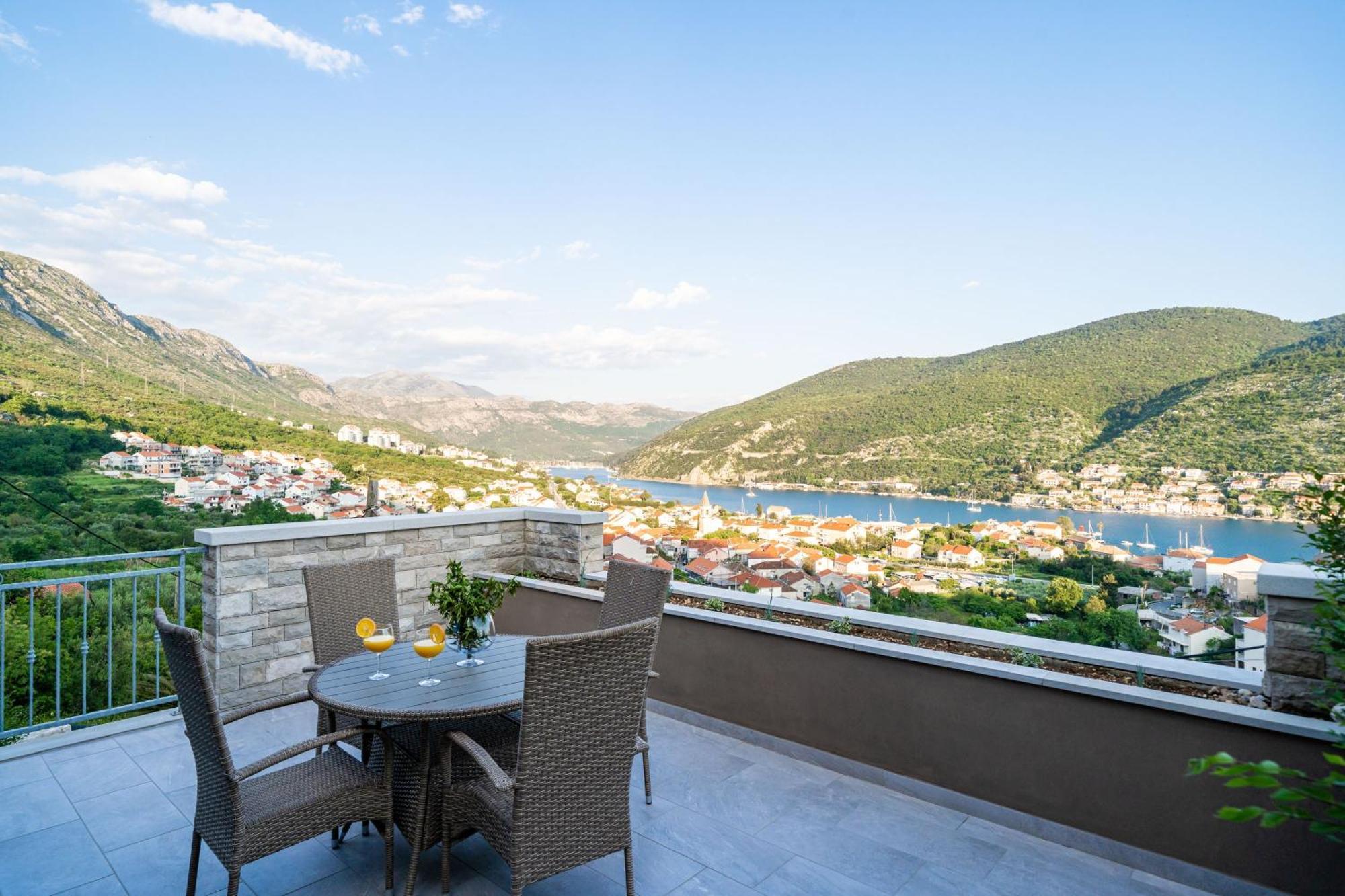 One-Bedroom Apartment Shared Pool