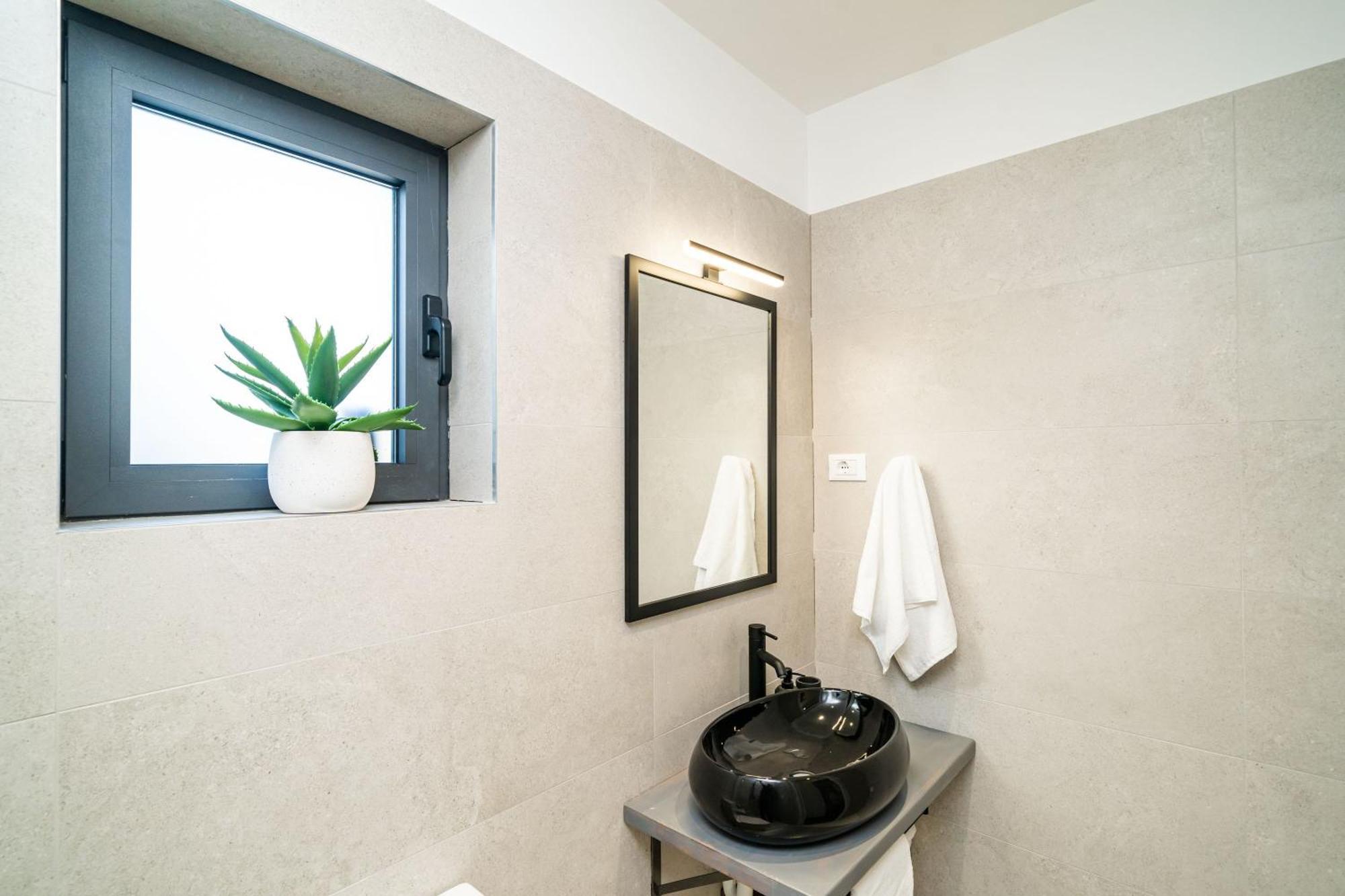 One-Bedroom Apartment Shared Pool