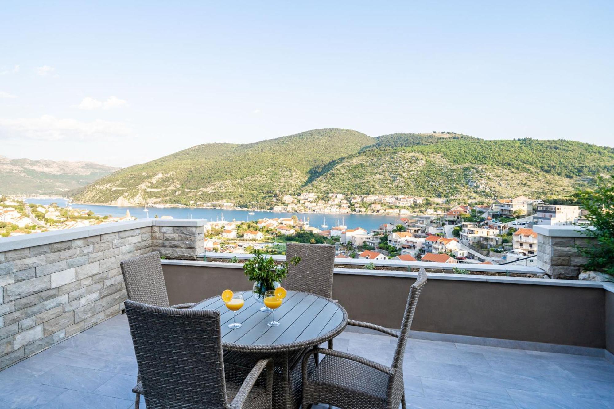 One-Bedroom Apartment Shared Pool