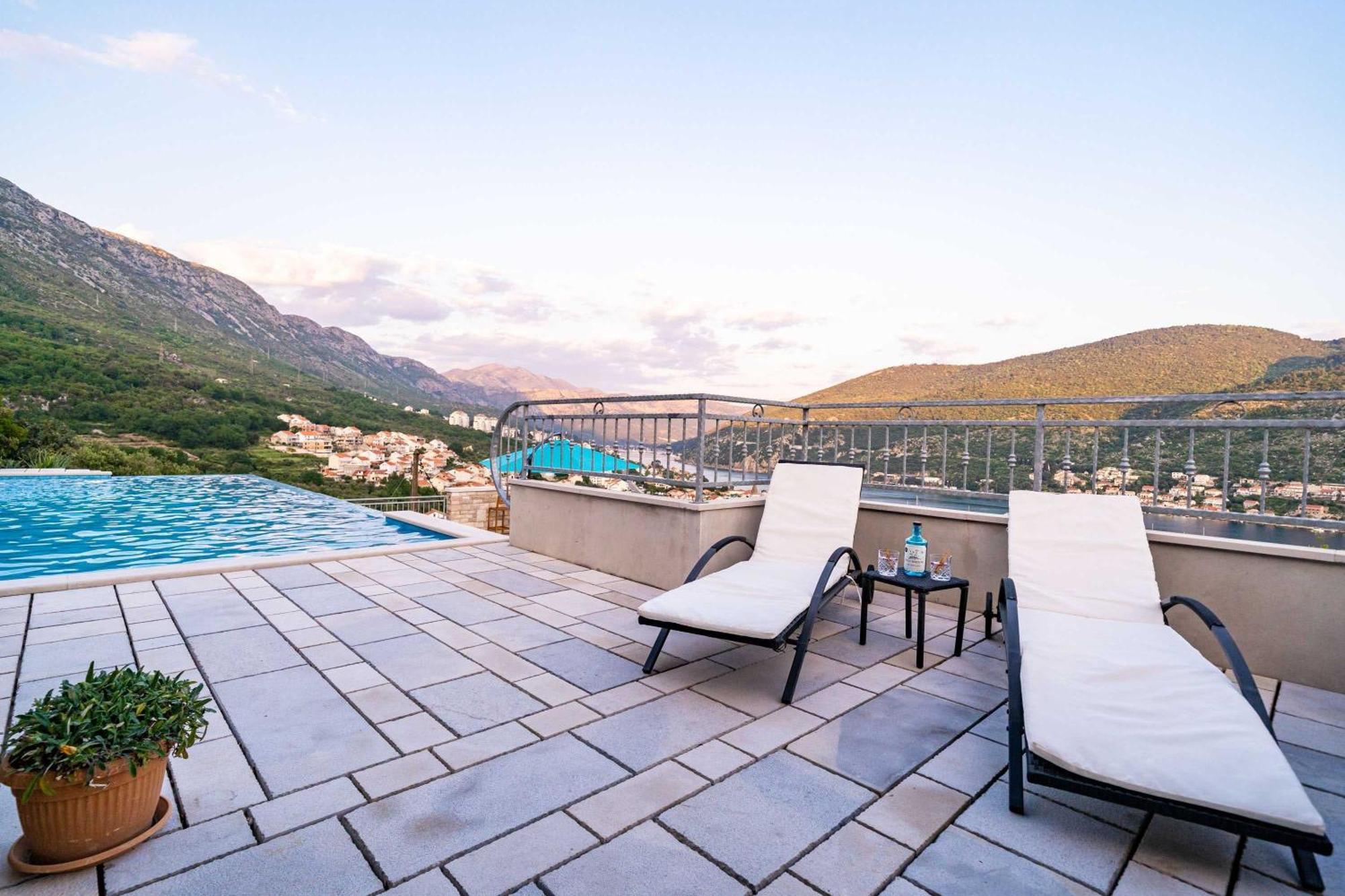 Two-Bedroom Apartment Shared Pool