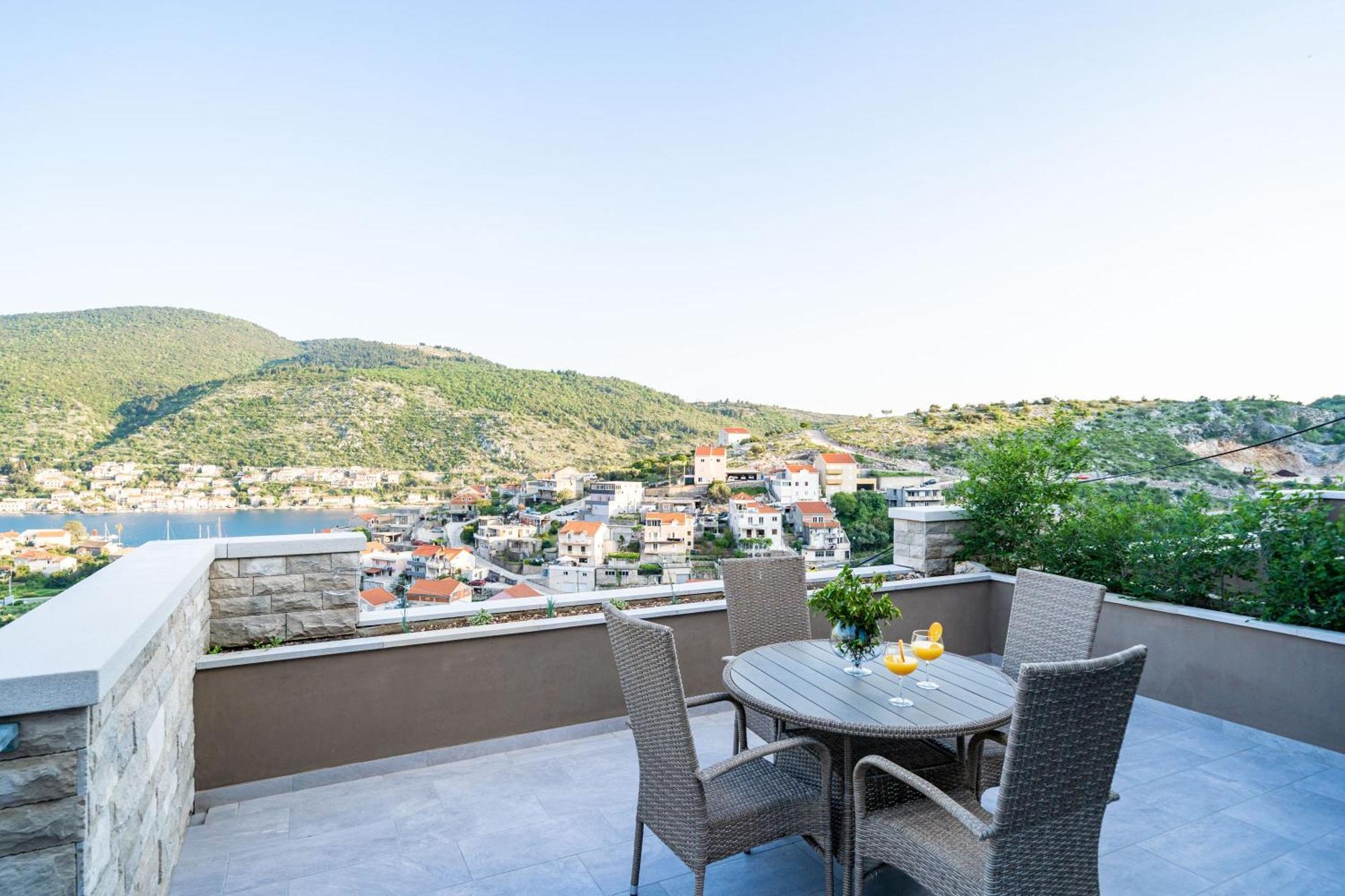 One-Bedroom Apartment Shared Pool