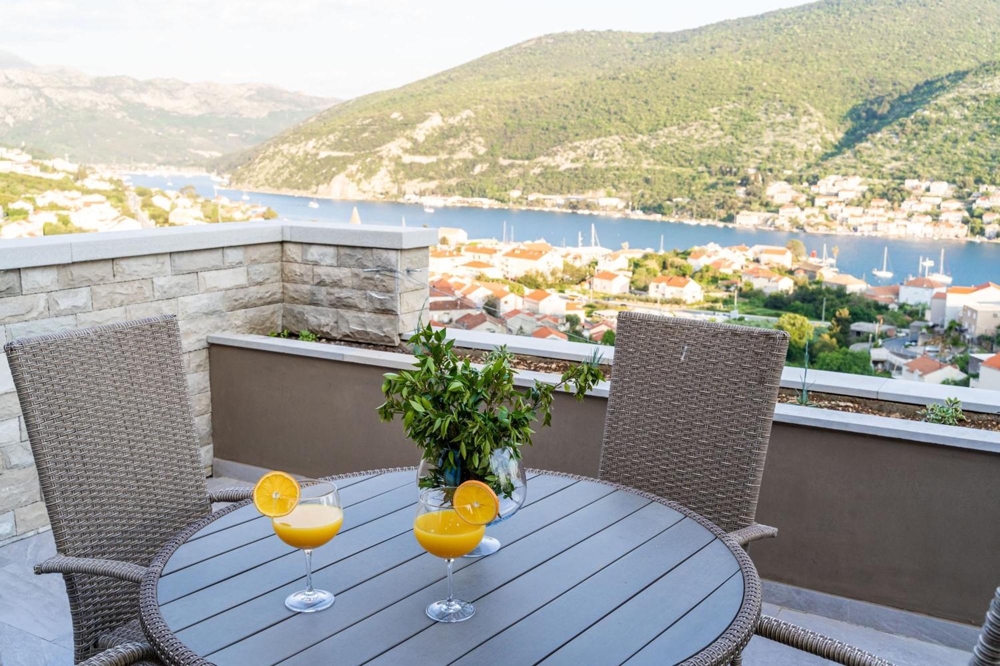 One-Bedroom Apartment Shared Pool