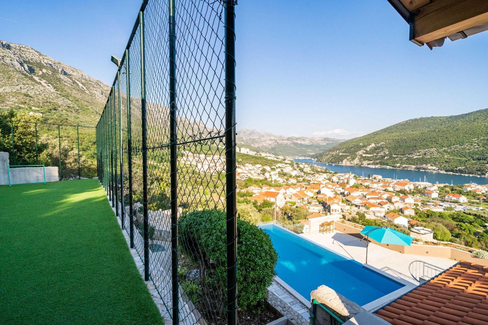 Two-Bedroom Apartment Shared Pool