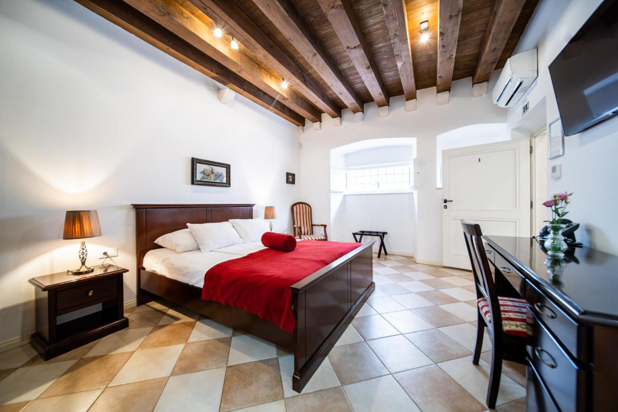 Classic Ground Floor Apartment
