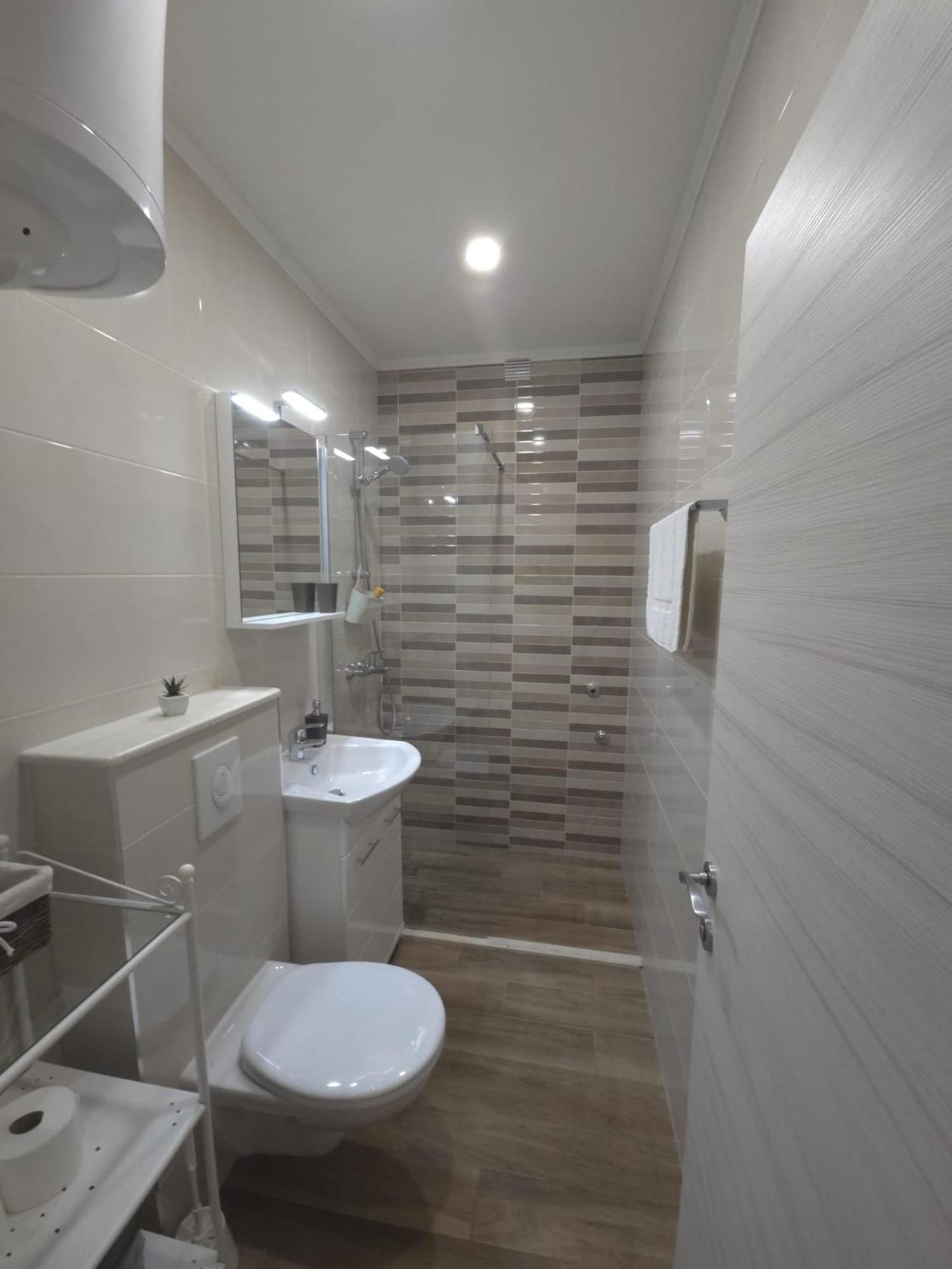 Comfort One Bedroom Apartment Terrace City View